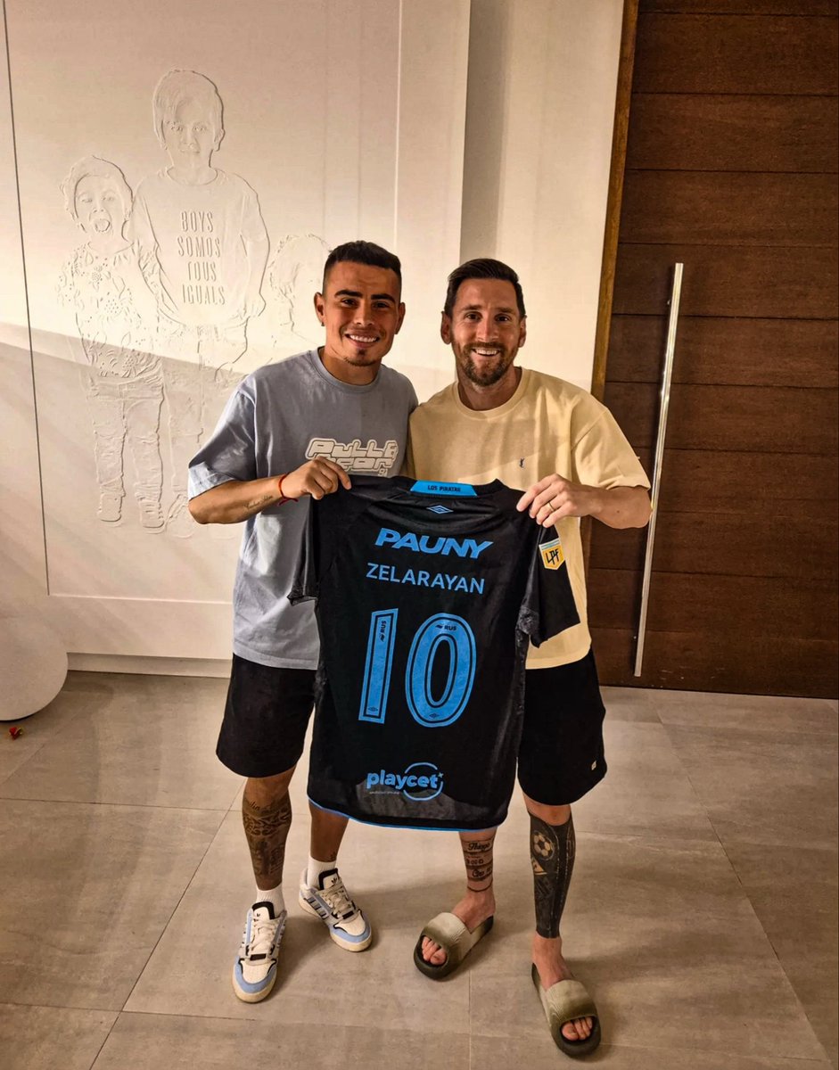 AtaqueFutbolero's tweet photo. 🥺🇦🇷 Lucas Zelarayán, sobre el día que conoció a Lionel Messi:

“Agarré el auto y me fui a Rosario, desde acá de Córdoba. Yo pensé que me iba a hacer sacar una foto afuera de su casa y me iba rápido, pero no. 

Me dijo: ‘Pasá, pasá, sentate’, y me hizo entrar a su casa. Nos quedamos charlando una hora y media, dos horas, de fútbol.

Me había visto un montón de partidos. Me dijo que me había visto jugar. Incluso, mi amigo le dijo: ‘Decile que no me cree que lo conocés’. Así que nada, me confirmó que había visto varios partidos nuestros y fue una locura.

Hace poco, mi amigo estuvo con él y me contó que Messi le había dicho que esa foto me había traído suerte, porque a los seis meses fui campeón. Así que yo dije que sí, que obviamente me había dado la bendición”. 

[@DavooXeneizeJRR - @gastonedul]
