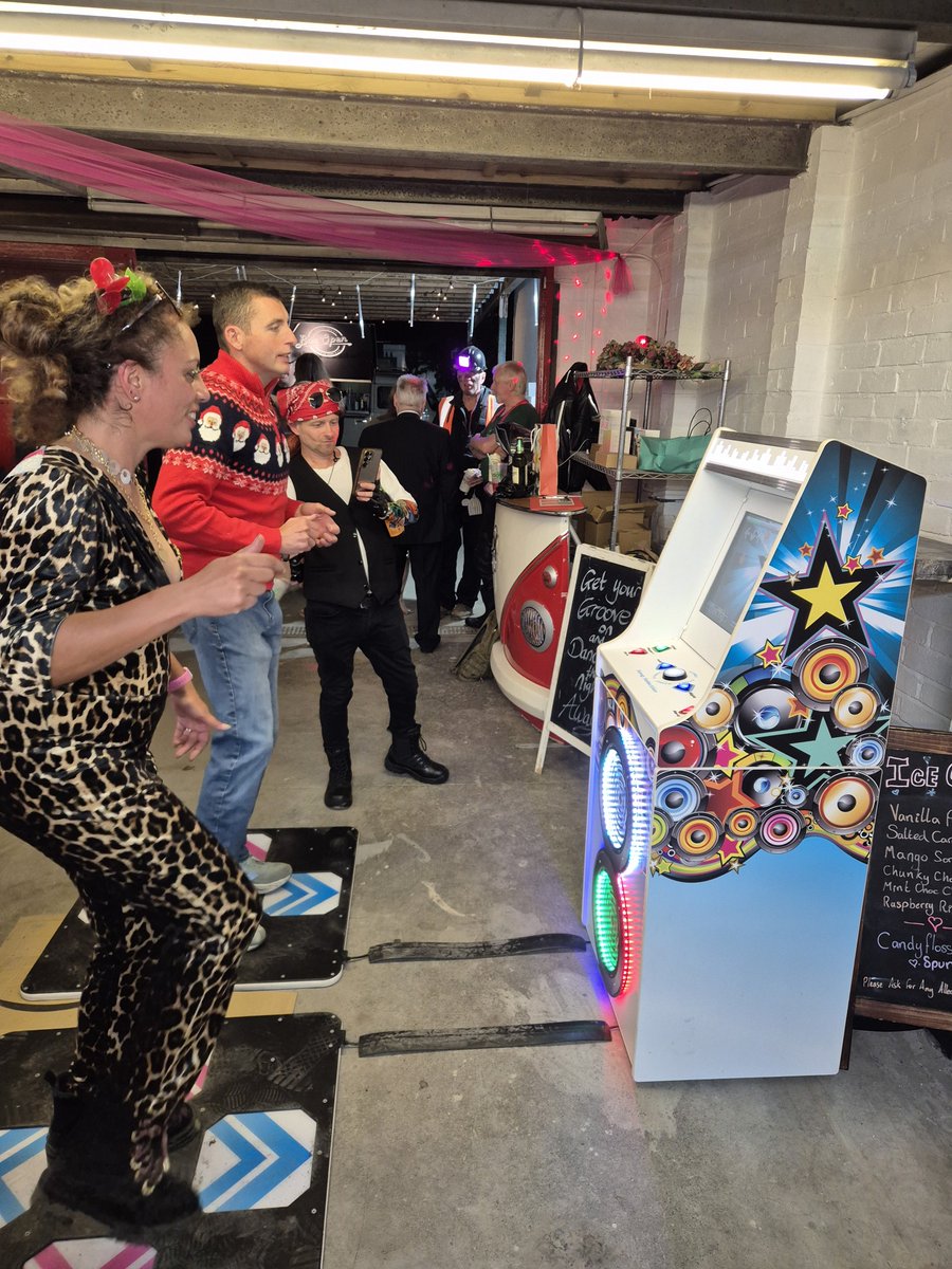AltitudeEvents's tweet photo. What a fantastic evening of fun with our #DanceMachine set up alongside @ButtercupBus and their awesome #CamperVanPhotobooth and #CamperVanBar in Croydon at the weekend!

#DanceMatHire https://t.co/VbAW8oLvgn