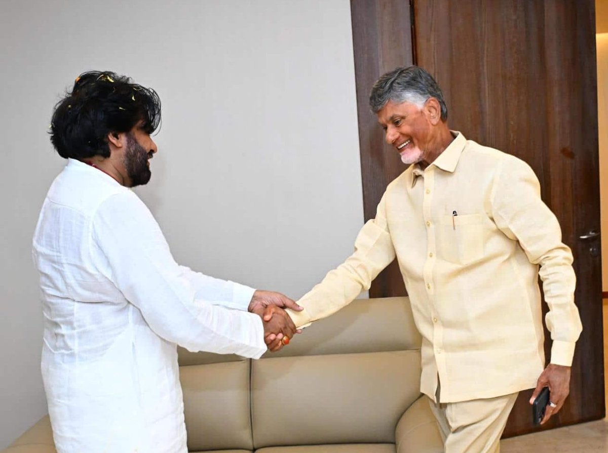 sanjusalva's tweet photo. రేపు కూటమి నేతల సమావేశం..

ఉదయం 9.30 గంటలకు సీఎం చంద్రబాబు నివాసానికి రానున్న డిప్యూటీ సీఎం పవన్ కళ్యాణ్

*పవన్ కళ్యాణ్, చంద్రబాబు భేటీలో 'స్థానిక ఎన్నికలలో పోటీపై ఎలా ముందుకు వెళ్లాలి, ఎవరు ఎన్ని స్థానాలలో పోటీ చేయాలి' అనే అంశాలపై ప్రధాన చర్చ. https://t.co/1Uzuz5lJH8