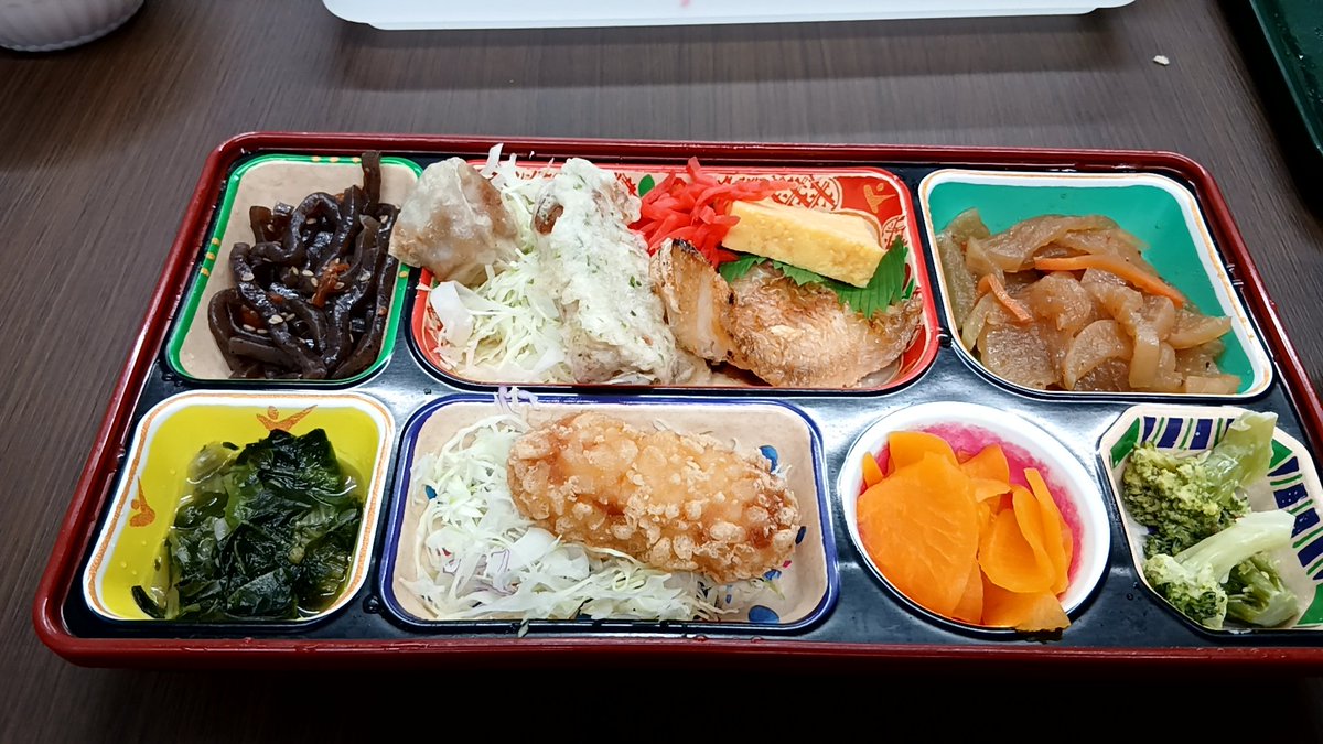 shinchangman's tweet photo. こんばんまん❗
今日のお弁当のセンターポジションって鶏の唐揚げ？？(^o^)
今日の肉率は、微積と二次関数を使用し割り出したら9.40%でした❗(^o^)
右上の大根の煮物、ピリ辛で美味かった❗(^o^)
相変わらずキャベツの千切り好きだね❗(^o^)
味噌汁の具も麩とワカメのみ❗(^o^)
#今日のお弁当 https://t.co/7G0BIS8OaY