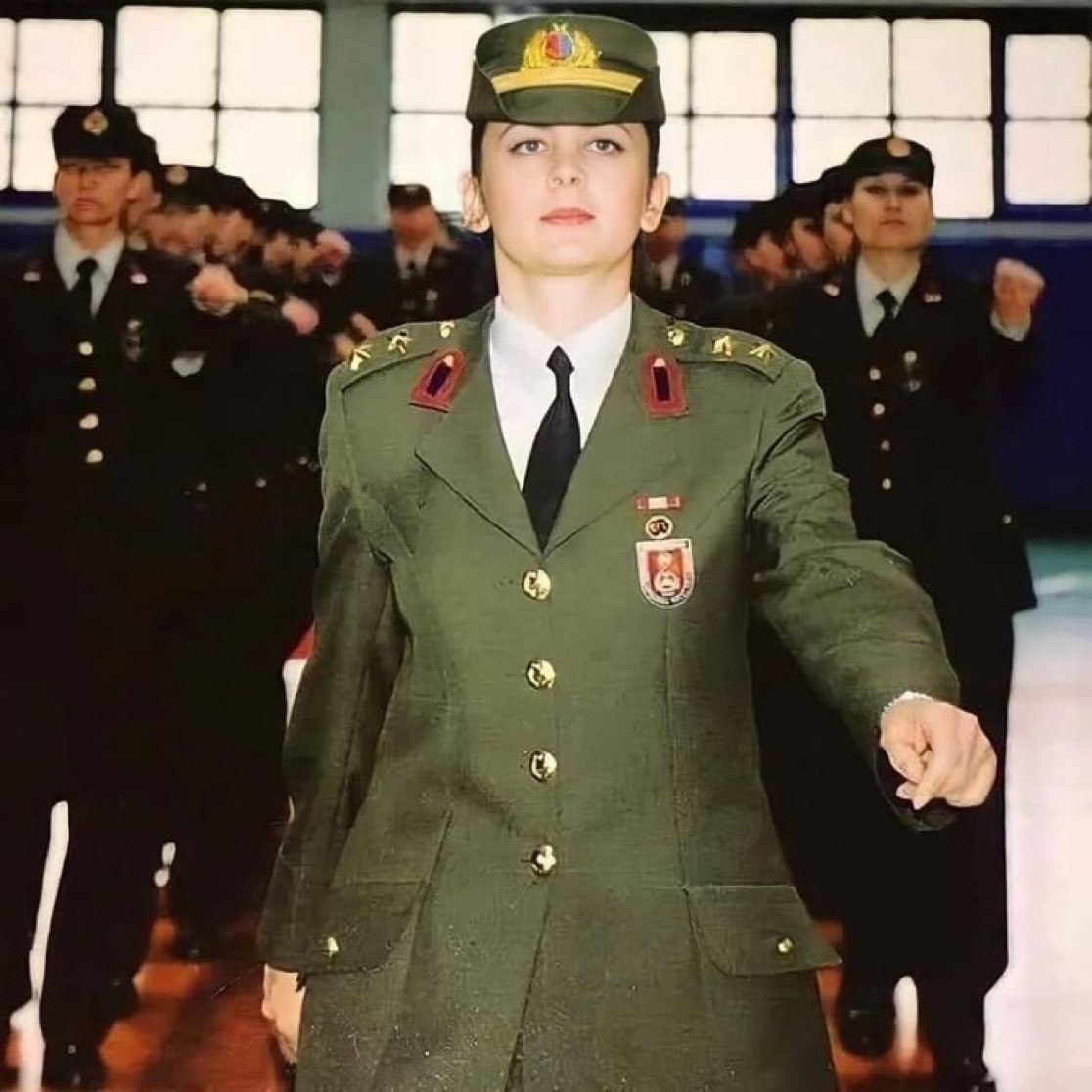 TarihteOan's tweet photo. 1976-2017, Türkiye’nin ilk kadın jandarma komutanı, Şehit Yarbay Songül Yakut… https://t.co/WidNxp2h78