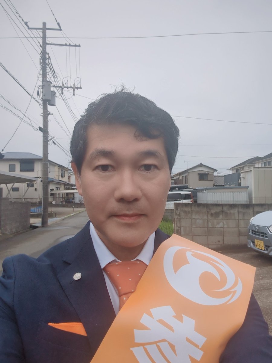 pulupulu556's tweet photo. 今日は仕事のスキマ時間を縫って地域への挨拶回り、夜は木更津のカインズ前で支部党員さんと一緒に辻立ちを行いました！🍊

平日のこの時間帯は地元ナンバーの車が多く、応援のお手振りをたくさんいただき本当に励みになります。

お声がけいただいた皆様、ご一緒してくださった党員さん、ありがとうございました！

＃参政党 ＃前田ゆきのり ＃木更津市
