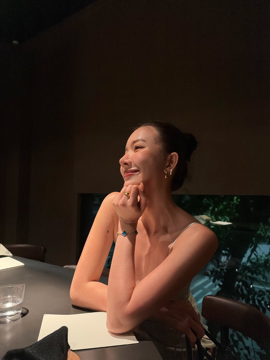 skola_kim's tweet photo. ยัยดารานี่ใคร ชื่ออะไร สวยไปไหม ดิชั้นเผลอหลงรักแล้วนิ่ https://t.co/9PFQCcDAHN
