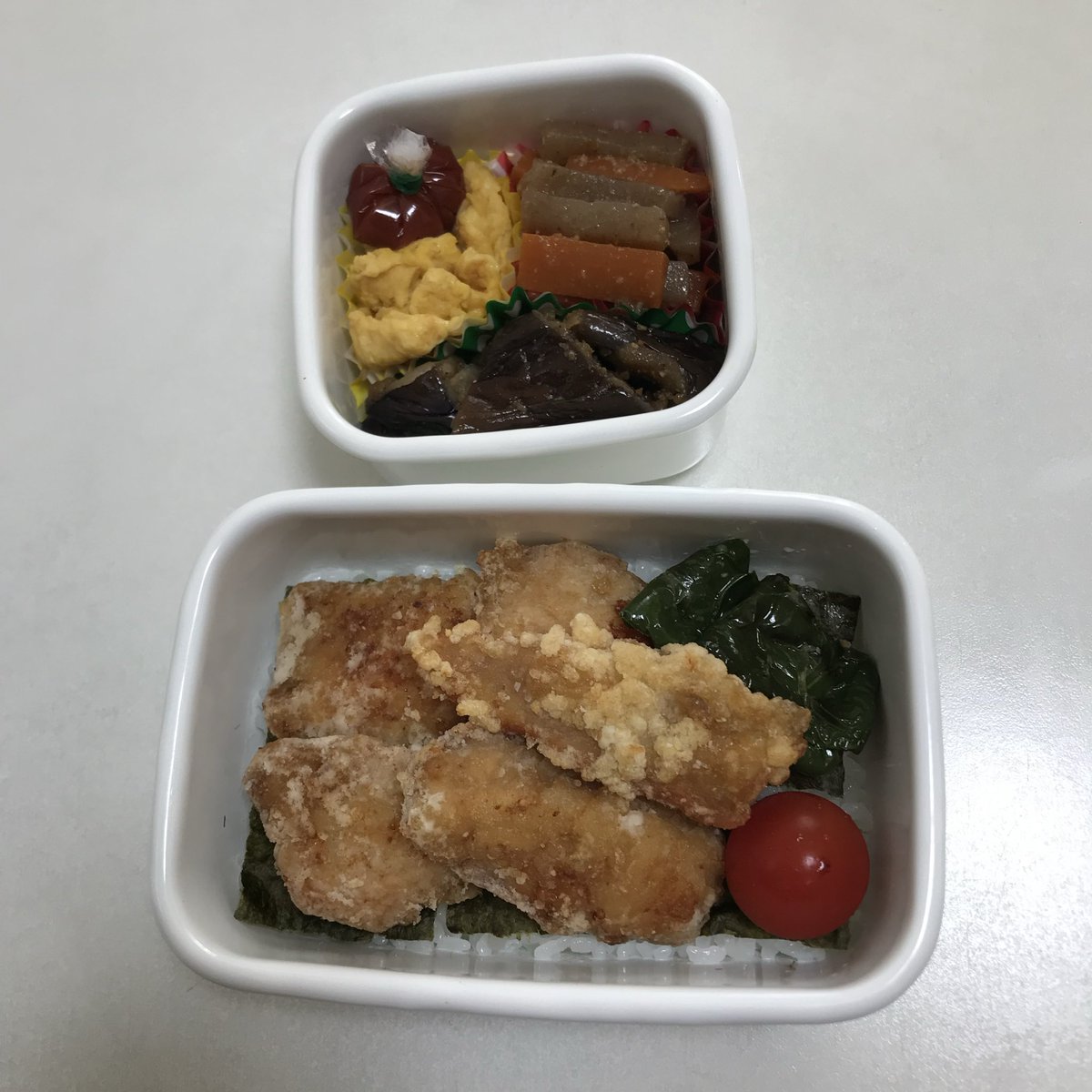 ataru_a_y's tweet photo. お弁当作り26週目。
自宅にあった野田琺瑯の保存容器をベントー箱に転職作戦決行。
悪くはないけど、ベントー箱を毎日2つ洗うというボディブロー炸裂でライフゲージがEmpty(=_=)
購入後、秒でオブジェ化した無印ザルに、ちまちま手洗いした弁当軍団を積み上げて乾かす。
でもコレMajiでKuzuれる5秒前？ https://t.co/YSuNSGoUIZ