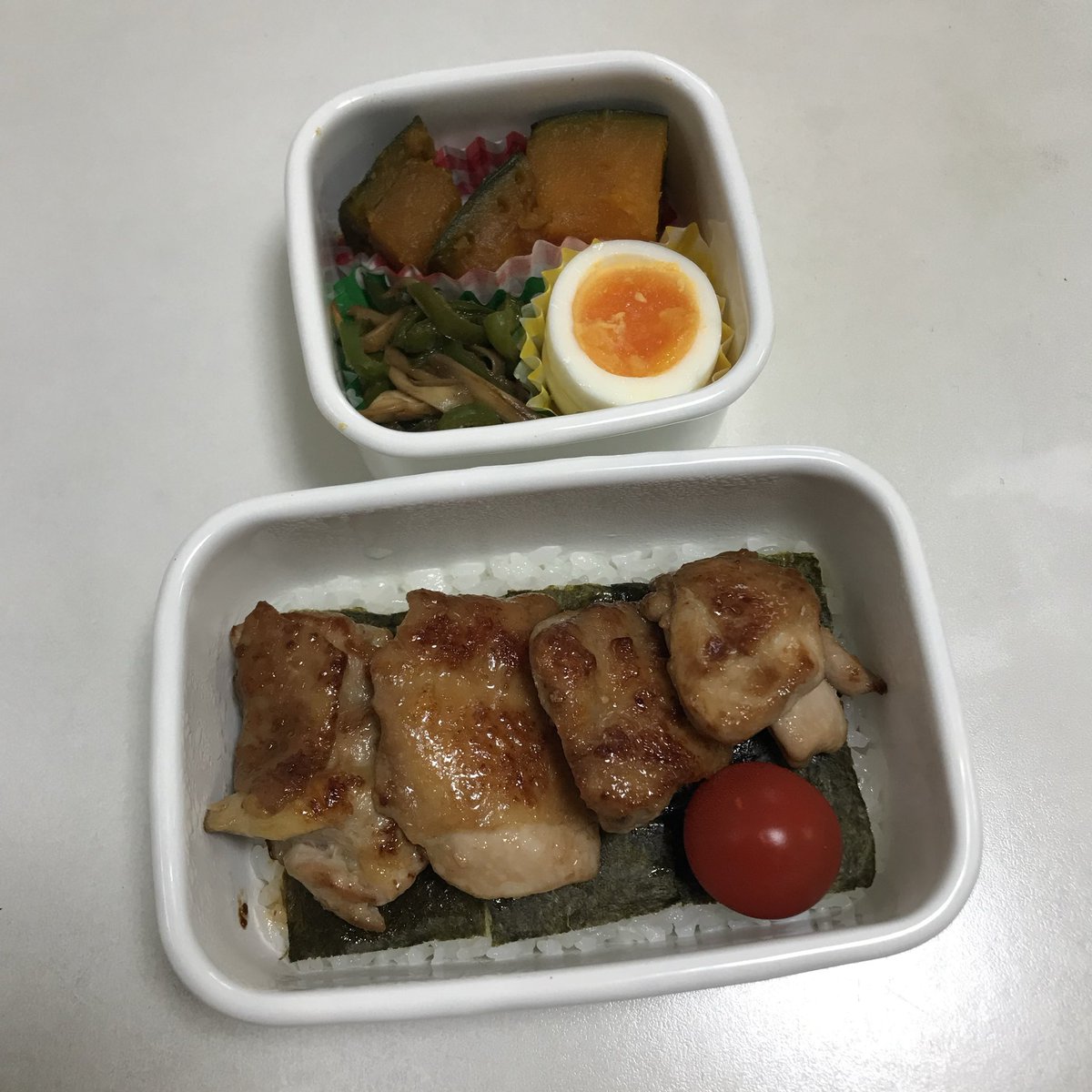 ataru_a_y's tweet photo. お弁当作り26週目。
自宅にあった野田琺瑯の保存容器をベントー箱に転職作戦決行。
悪くはないけど、ベントー箱を毎日2つ洗うというボディブロー炸裂でライフゲージがEmpty(=_=)
購入後、秒でオブジェ化した無印ザルに、ちまちま手洗いした弁当軍団を積み上げて乾かす。
でもコレMajiでKuzuれる5秒前？ https://t.co/YSuNSGoUIZ