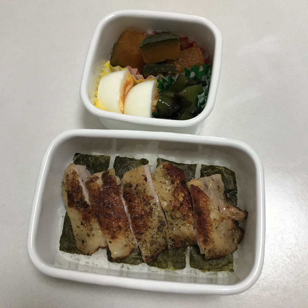 ataru_a_y's tweet photo. お弁当作り26週目。
自宅にあった野田琺瑯の保存容器をベントー箱に転職作戦決行。
悪くはないけど、ベントー箱を毎日2つ洗うというボディブロー炸裂でライフゲージがEmpty(=_=)
購入後、秒でオブジェ化した無印ザルに、ちまちま手洗いした弁当軍団を積み上げて乾かす。
でもコレMajiでKuzuれる5秒前？ https://t.co/YSuNSGoUIZ