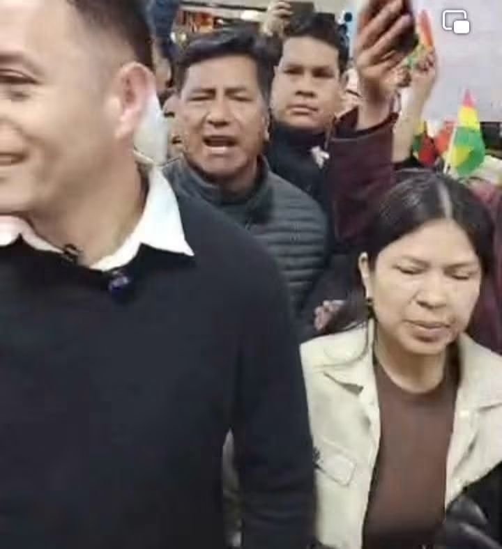 LaKarapancita's tweet photo. LOS PEJELAGARTOS MÁS QUERIDOS DE LA TELEVISIÓN HUMORÍSTICA LLEGARON A BOLIVIA TRAS VACACIONAR EN ESPAÑA.

La pareja más guapa y querida de Bolivia convocó funcionarios públicos y personas afines para que los recibieran en el aeropuerto este domingo. En sus páginas de RRSS publicaron que gente (“del pueblo”) habría llegado a darles la bienvenida luego de estar 5 días de paseo por España.

El vicepresidente Cornelio Lara llegó acompañado de su excelentísima esposa y diputada la doña Diana de los Dolores Achaques y Desmayos Romero, y de la comitiva que los acompañó.

Qué bien, ¿no? Parece que esa doña no trabaja. Mientras la anterior semana la Asamblea Legislativa sesionaba para que se pueda elegir un nuevo fiscal interino, ella feliz vacacionando en España, cuidándole el traste al marido o viceversa.

O sea, ¿por esto votó Bolivia? ¿Por esta cochinada?

Realmente, dan asco.