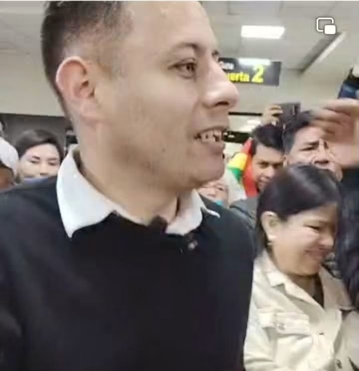 LaKarapancita's tweet photo. LOS PEJELAGARTOS MÁS QUERIDOS DE LA TELEVISIÓN HUMORÍSTICA LLEGARON A BOLIVIA TRAS VACACIONAR EN ESPAÑA.

La pareja más guapa y querida de Bolivia convocó funcionarios públicos y personas afines para que los recibieran en el aeropuerto este domingo. En sus páginas de RRSS publicaron que gente (“del pueblo”) habría llegado a darles la bienvenida luego de estar 5 días de paseo por España.

El vicepresidente Cornelio Lara llegó acompañado de su excelentísima esposa y diputada la doña Diana de los Dolores Achaques y Desmayos Romero, y de la comitiva que los acompañó.

Qué bien, ¿no? Parece que esa doña no trabaja. Mientras la anterior semana la Asamblea Legislativa sesionaba para que se pueda elegir un nuevo fiscal interino, ella feliz vacacionando en España, cuidándole el traste al marido o viceversa.

O sea, ¿por esto votó Bolivia? ¿Por esta cochinada?

Realmente, dan asco.