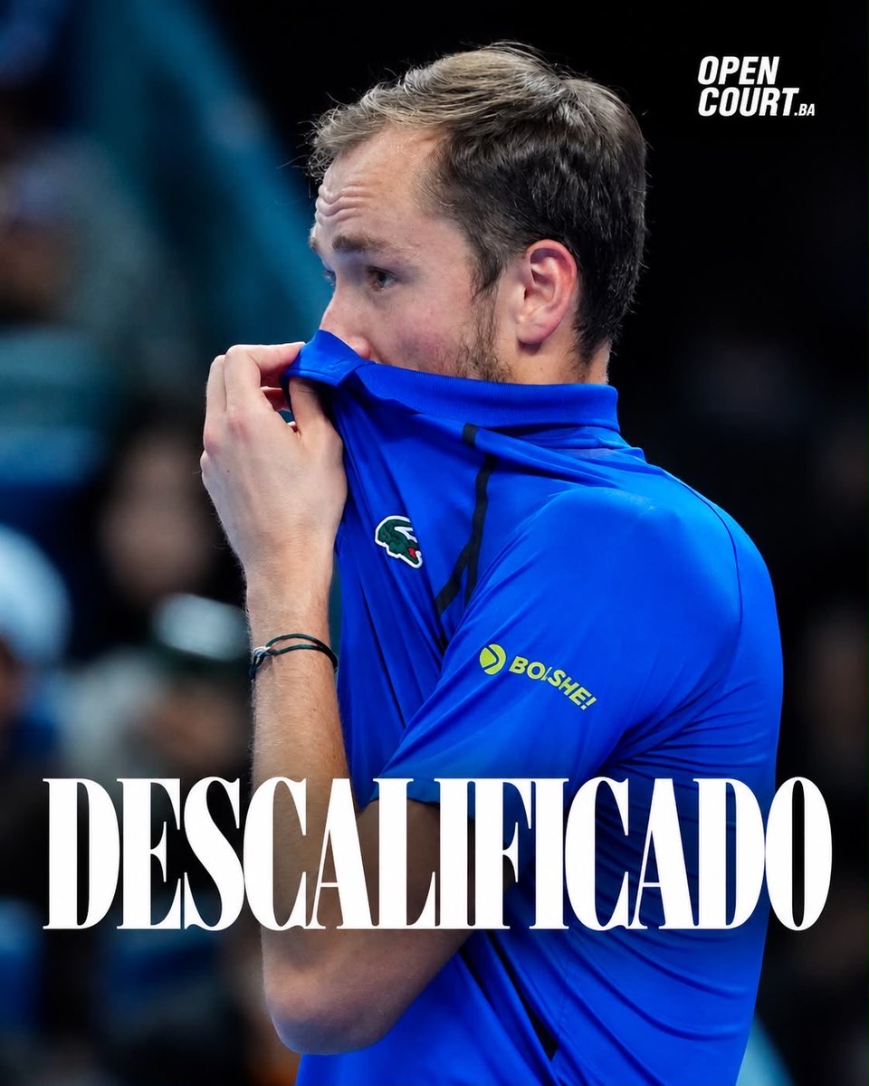 OpenCourtBA's tweet photo. Daniil Medvedev fue descalificado ante Djokovic tras golpear accidentalmente una pelota que terminó impactando en un espectador. https://t.co/t5qP8aetdp