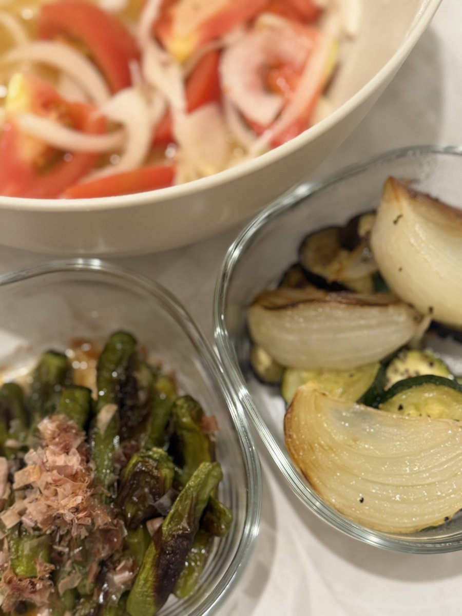 ダイエット中の野菜メインご飯🥦🍆🍅🥒🥕🌽
ビストロ買ってからグリル野菜が美味い美味い😭😭😭😭
オリーブオイルと塩だけかけてぶち込むだけでなんでこんな甘くなるんだろう😭
ここに小ちゃい卵かけご飯とかホットクックで作った茶碗蒸しとかつける🥚 https://t.co/vlOLefjnYZ