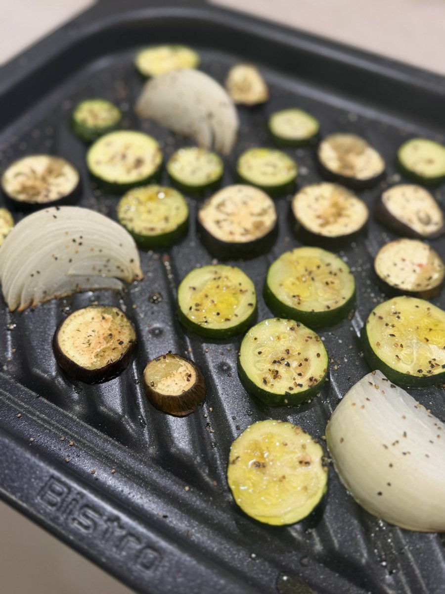 ダイエット中の野菜メインご飯🥦🍆🍅🥒🥕🌽
ビストロ買ってからグリル野菜が美味い美味い😭😭😭😭
オリーブオイルと塩だけかけてぶち込むだけでなんでこんな甘くなるんだろう😭
ここに小ちゃい卵かけご飯とかホットクックで作った茶碗蒸しとかつける🥚 https://t.co/vlOLefjnYZ