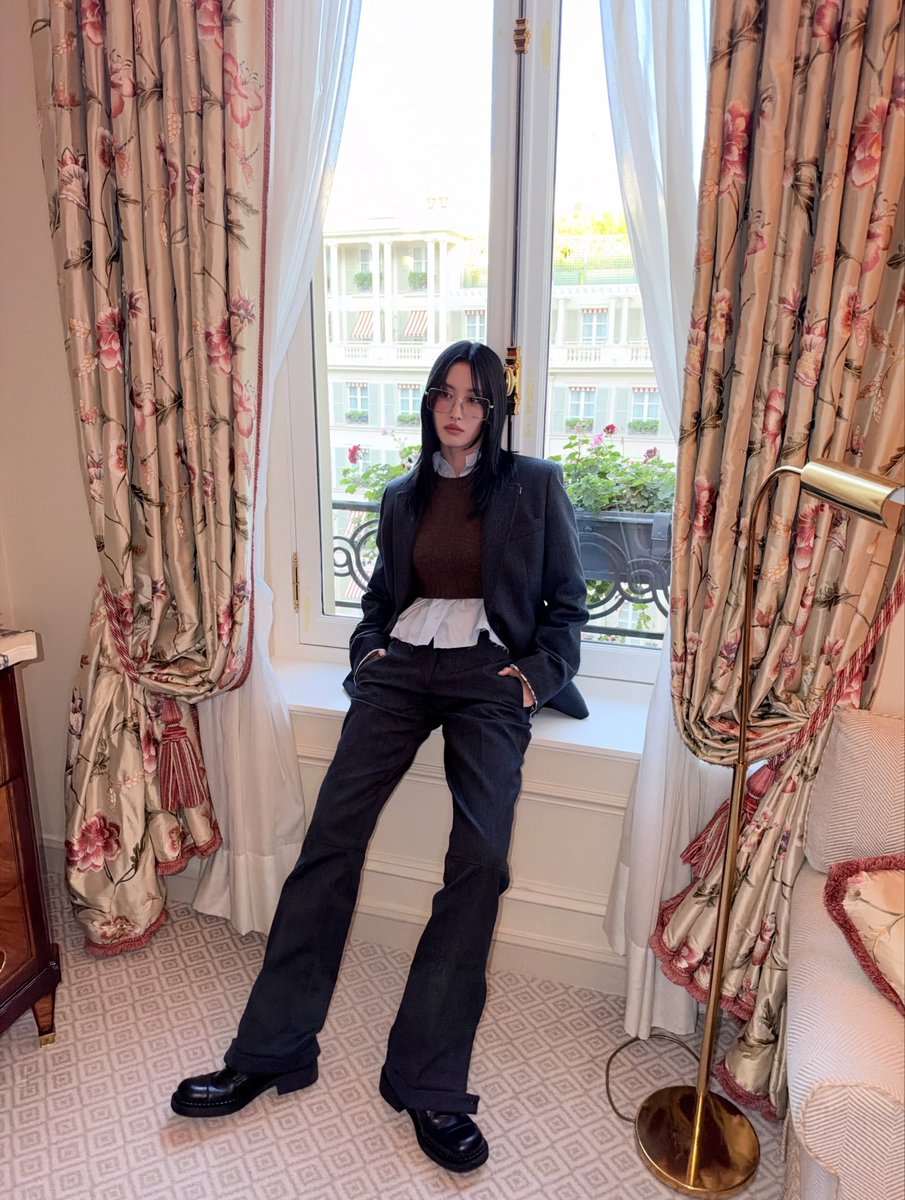 hyonicorn's tweet photo. momo patiently waiting for jihyo to finish dressing up for their date night https://t.co/qiXI8e5O9O