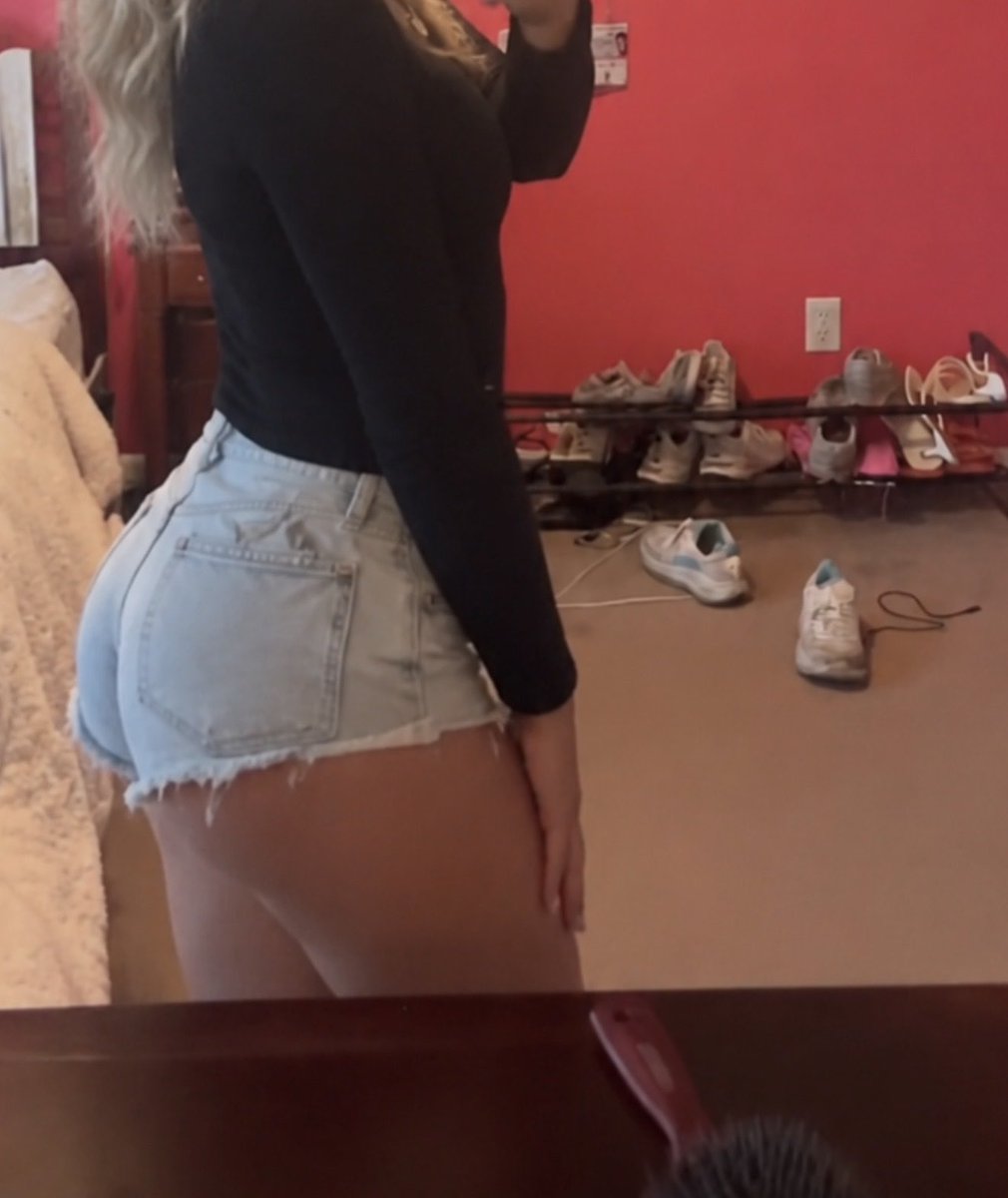 elliegirlslut's tweet photo. probably gonna get dress coded for these shorts but oh well😘 https://t.co/Uo7B7tISD4