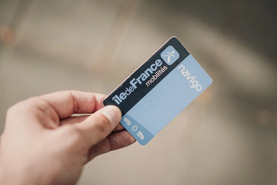France3Paris's tweet photo. INFO ICI PARIS-ILE DE FRANCE : hausse du prix du pass Navigo, le tarif mensuel devrait passer de 90,80 € à 93,40 € et le forfait annuel de 998,80 € à 1027,80 €. https://t.co/Z68RuREx59 https://t.co/BiRGG45GQo
