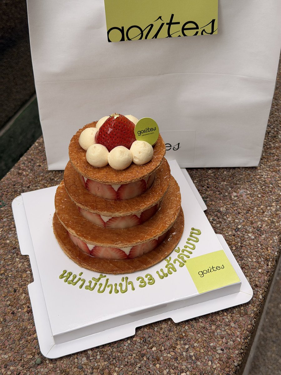 bon_appetitbkk's tweet photo. 6 ร้านที่น้องคัดมาแล้วว่าอร่อย / photogenic และสั่งซ้ำเรื่อยๆ✨🎂🥳

1. Goûtes patissiere’s room >> Strawberry Puffle Cake (ร้านเพื่อนน้องเอง นางทำขนมเก่งมาก อวยตลอดไป)

2. Montange  >> อร่อย สวย รสชาติซับซ้อน combine รสเก่ง

3. La Rosella  >> Ispahan Mousse Cake สีสวย น่ารัก หอมกุหลาบ

4. Bake by Chef Burin >> Raspberry Chocolate Cake ราสป์เบอร์รีมาเยอะแบบสะใจ น่าร้ากกกก

5. common routine >> เค้กน่ารักมากกก ผลไม้อร่อย ฉ่ำ ให้เยอะ

6. Spread & Sprinkle >> ไม่ใช่เค้กแต่เป็นทาร์ตหน้าต่างๆ อร่อยและสวยมาก ทาร์ตโนหนึ่งเลย💖🫶🏻