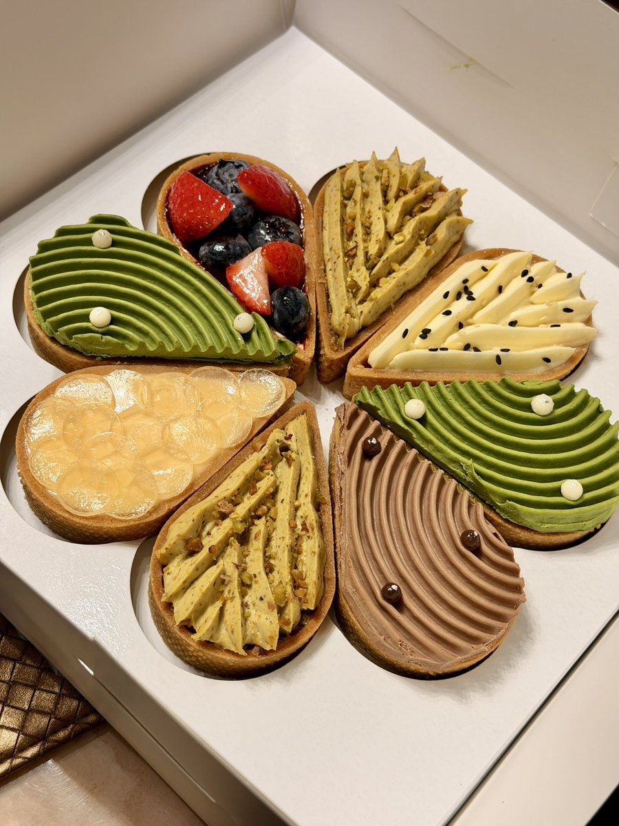 bon_appetitbkk's tweet photo. 6 ร้านที่น้องคัดมาแล้วว่าอร่อย / photogenic และสั่งซ้ำเรื่อยๆ✨🎂🥳

1. Goûtes patissiere’s room >> Strawberry Puffle Cake (ร้านเพื่อนน้องเอง นางทำขนมเก่งมาก อวยตลอดไป)

2. Montange  >> อร่อย สวย รสชาติซับซ้อน combine รสเก่ง

3. La Rosella  >> Ispahan Mousse Cake สีสวย น่ารัก หอมกุหลาบ

4. Bake by Chef Burin >> Raspberry Chocolate Cake ราสป์เบอร์รีมาเยอะแบบสะใจ น่าร้ากกกก

5. common routine >> เค้กน่ารักมากกก ผลไม้อร่อย ฉ่ำ ให้เยอะ

6. Spread & Sprinkle >> ไม่ใช่เค้กแต่เป็นทาร์ตหน้าต่างๆ อร่อยและสวยมาก ทาร์ตโนหนึ่งเลย💖🫶🏻