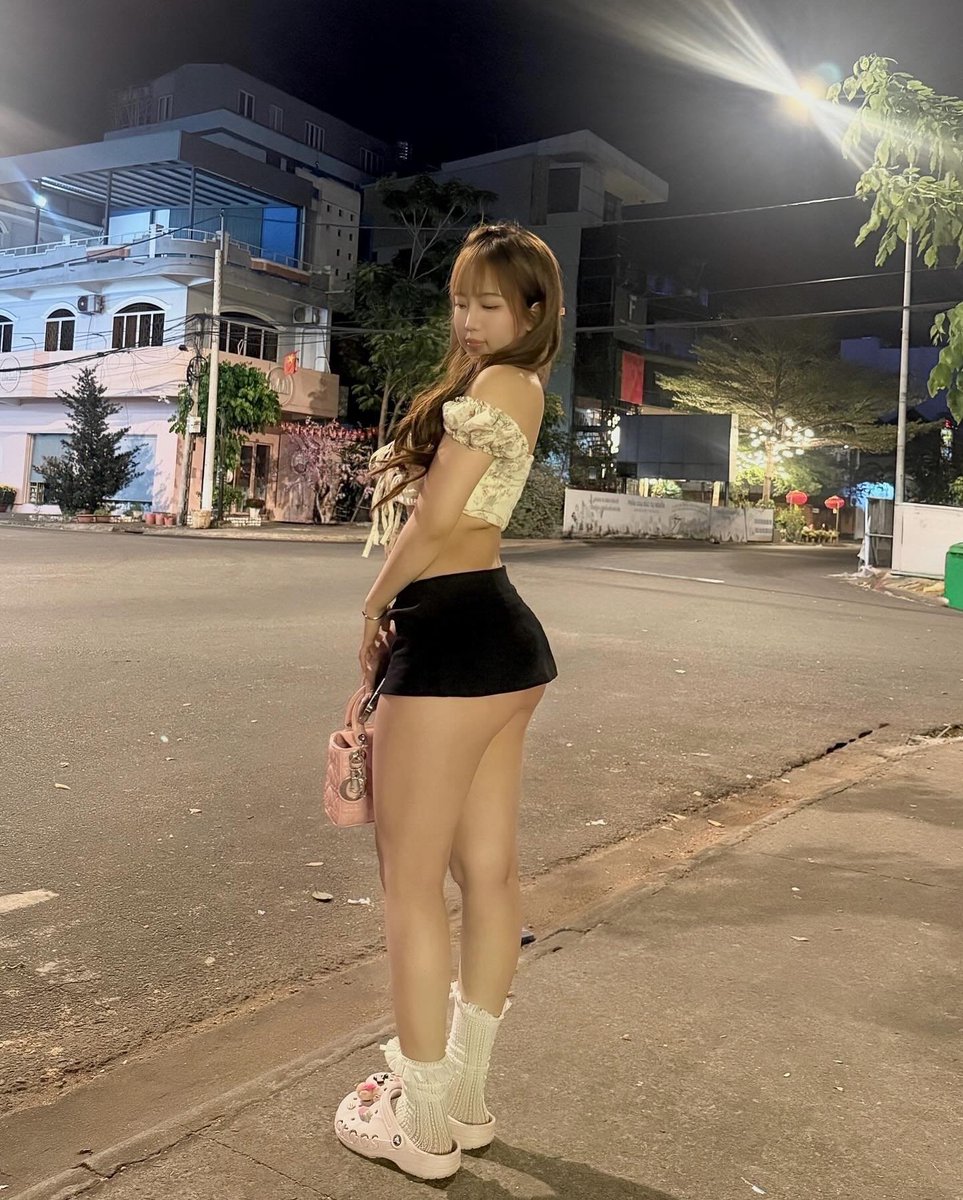 maianhchuai's tweet photo. em ghệ váy ngắn https://t.co/ZopptPEet7