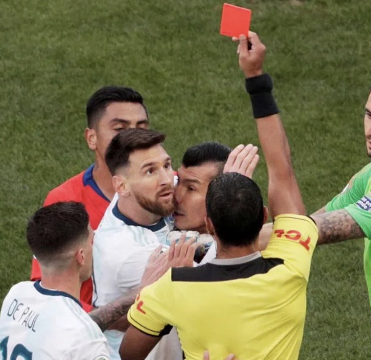 Tobs_fc's tweet photo. 🚨🎙️ Gary Medal: The day I made Messi get his first ever red card for his country, my kids and wife didn’t speak for me for days after I got home. I realized my mistake then I shyly asked him for his shirt the next time I saw him. 

He accepted without hesitation. https://t.co/XgUpxPuyGY