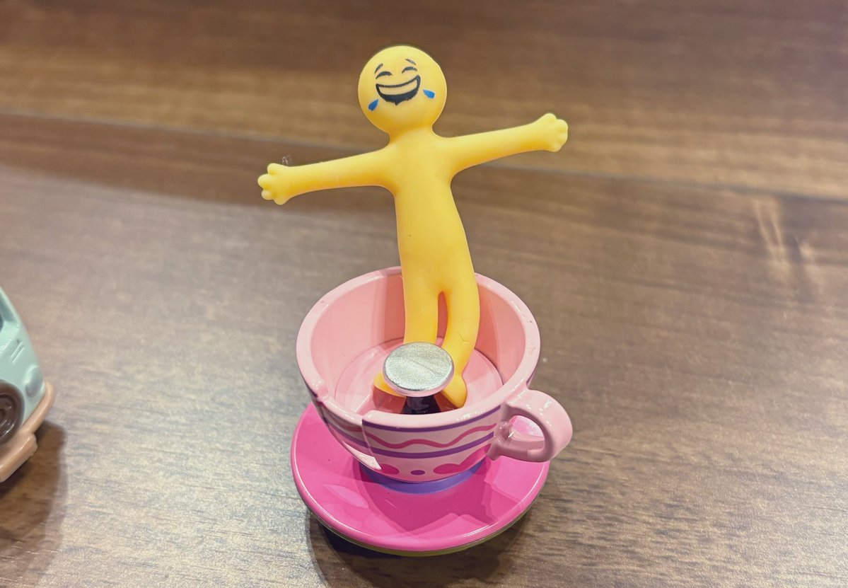 chorinkopartyll's tweet photo. ちびちょりの遊んだ後🤣
コーヒーカップにビヨーンって伸びるゴム人間乗せられてた！笑
床にポツンと落ちててシュールでステキ✨️
3歳もカワイイねぇ https://t.co/7pXVRGHLlo
