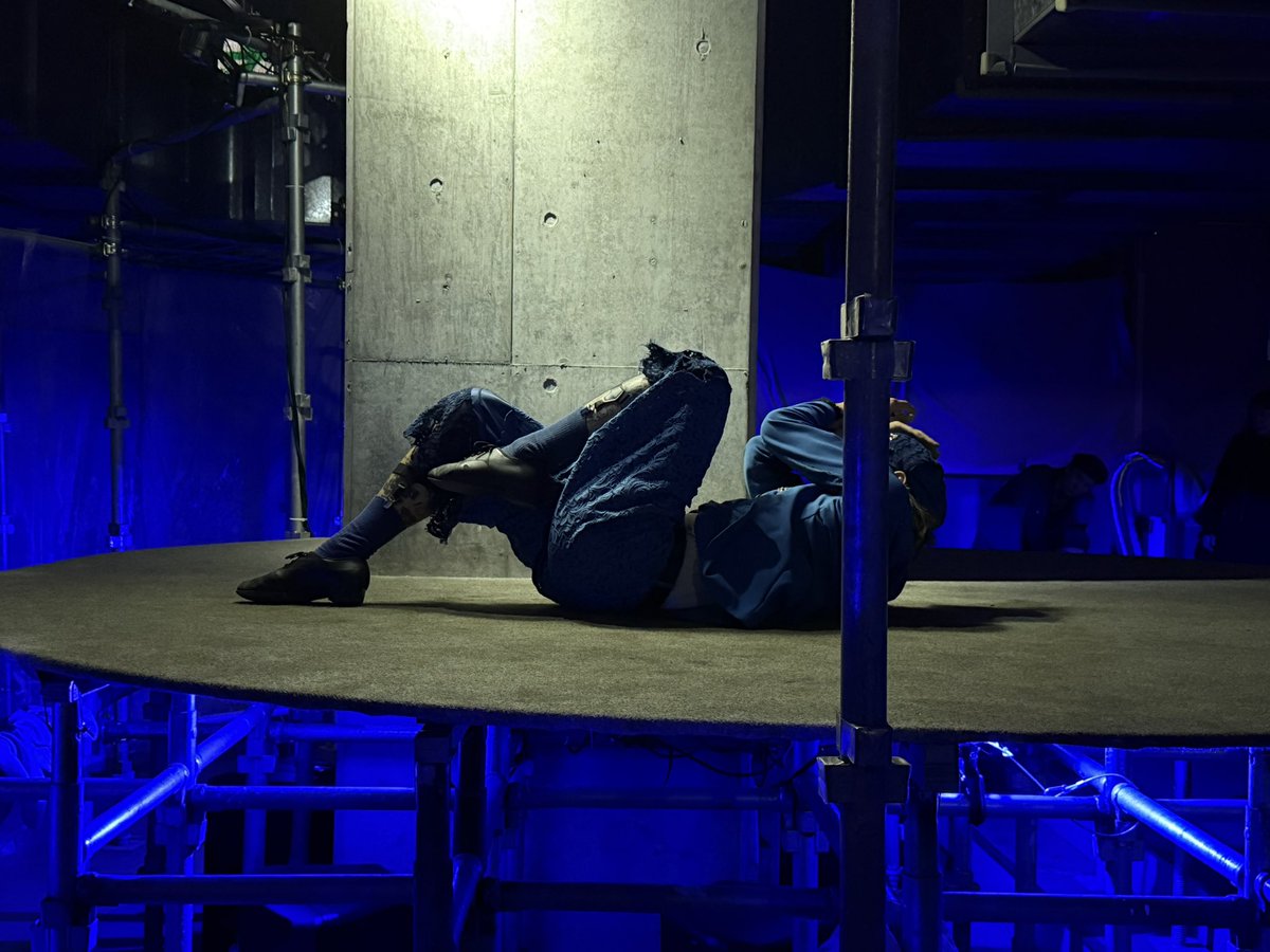 tora_mystery's tweet photo. 昨夜、下北沢の街を歩くイマーシブシアター「 #猫町 」に行ってきました！！

イヤホンから聞こえてくる物語に導かれながら、夜の下北沢を歩いていく約45分の街歩き型イマーシブシアターです！
謎解き要素は特になく、街歩きや演劇が好きな方、イマーシブ初体験の方にもかなりオススメでした！！ただし、残念ながら今回は終了済です…。
以下、ほぼネタバレ無し感想です〜。

◆まず、夜の下北沢を歩くこと自体が楽しい！！今回は「ムーンアートナイト下北沢」の開催期間ということもあり、街の至る所にアート作品や人がいて、街全体がなんとなくワクワクする雰囲気でした。
前の用事もあり、公演だけの参加になりましたが、もう少し早めに行ってゆっくり街を見れば良かったな…と思いました笑
◆街歩き型のイマーシブに参加すること自体がかなり久しぶりでしたが、アプリや位置情報なども含めて、この十数年でこういう体験もめちゃくちゃ進化したんだなと改めて実感しました。
ちなみに公式でも案内されていますが、専用アプリは事前にインストールしていったのでスムースでした！

◆私は普段、YouTubやラジオも倍速にしているタイプのドパオジなのですが笑、イヤホンから流れる声を聞きながら、ゆっくり夜の街を歩く時間が思った以上に良かったです。効率を求めず、声と街を眺めながら歩くことの重要性を改めて意識しました。
◆そして、街歩きイマーシブの一番好きなところは「どこまでが現実で、どこからが物語なのかわからなくなる」こと！！
◆劇場の中なら「ここから先が作品」とわかりますが、猫町は普通に人が生活している下北沢の街が舞台です。なので、街角に何かがあっても「これは仕込みなのか？」「ただの現実なのか？」がわからない。
今作は特にその境界がかなり綺麗に溶けている感じがありました！！
※ちなみに、めちゃくちゃ大きな声で会話しながら横を歩いていた若い男性2人も、一瞬「演出か！？」と思いましたが、おそらく普通に現実世界の住人だったと思います笑

◆街全体が舞台なので、色々な仕掛けがあっても日常の風景に自然に溶け込んでいるのも凄かったです！「街に何かを置いてイベントをする」ではなくて、「元々ある街を物語の一部に変える」という感じ。
自分が高校生の頃にこれを体験してたら、絶対影響を受けて文化祭で似たことやろうとしてたと思います笑

◆また、今回は会期後半＋休日夜の回ということで参加者もかなり多かったのですが、オペレーションはかなりスムーズでした！
途中ちょっと迷子になりかけた瞬間もありましたが笑、おそらくスタッフさんも見てくれているのと、結果的に周りの参加者と一緒に動く形になったのでなんとかなりました。
ただ、完全に1人で逸れてたら若干怖かったかもです笑

◆そしてキャストさんたちが本当に凄い！！
セリフだけではなく「身体表��としての演劇」をかなり間近で体感できました。
猫役のキャストさんに小さい子が、「猫ちゃんだ！」と言いながら近づいており、これもまた演出かと思うレベルでした笑

◆そして最後！！！完全にやられました！！！！！！！！！
実は以前、別の街歩きイベントを体験した時に「こういう仕掛けできたら面白そうだな」と勝手に妄想していたことに近い部分があり、「え、これ本当に実際のイベントでやれるんだ！？」と別の意味でも感動しました笑
やっぱりアイデアを思いつくのと、街の中でちゃんと実装して体験として成立させるのは全然違いますね…。

◆全体として、街歩きが好きな方にはかなりおすすめのイマーシブでした！！
謎を解いたり、何かを必死にクリアしたりするタイプではないので、「イマーシブって気になるけど、何や��ば良いかわからなくて怖い」という方の入口としても良いと思います。
◆下北沢で日常過ごす方からすると、普段歩いている街が少しずつ違って見えてくる体験がさらに楽しいんだろうなぁ…。

残念ながら今年の公演は10/4で終了してしまいましたが、昨年に続く再演とのことなので、また次があることに期待！！
機会があればぜひ体験してほしいです！

#イマーシブ猫町
#ムーンアートナイト下北沢
#TORALOG