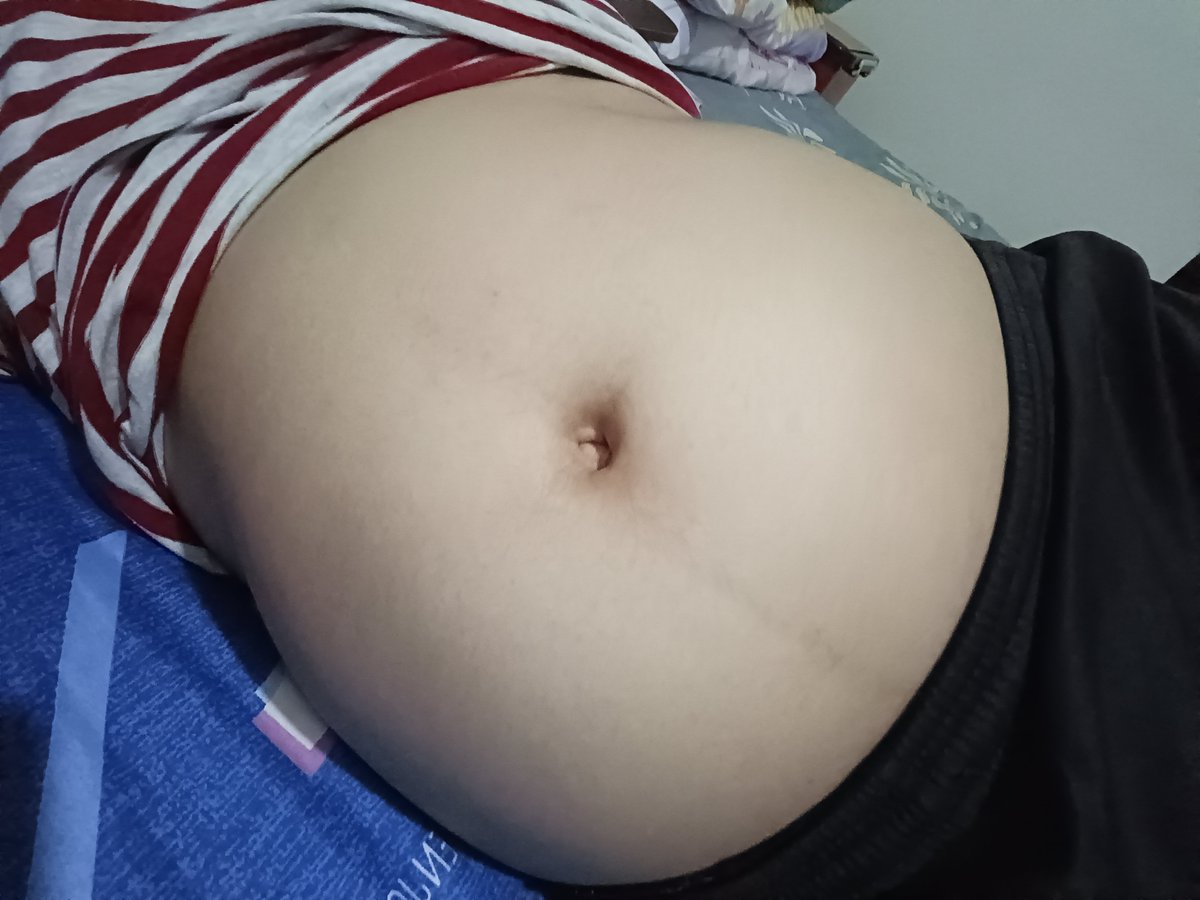 coconut9_9's tweet photo. Chugged 2L of water :P #bellyinflation https://t.co/lqkTkX78sR