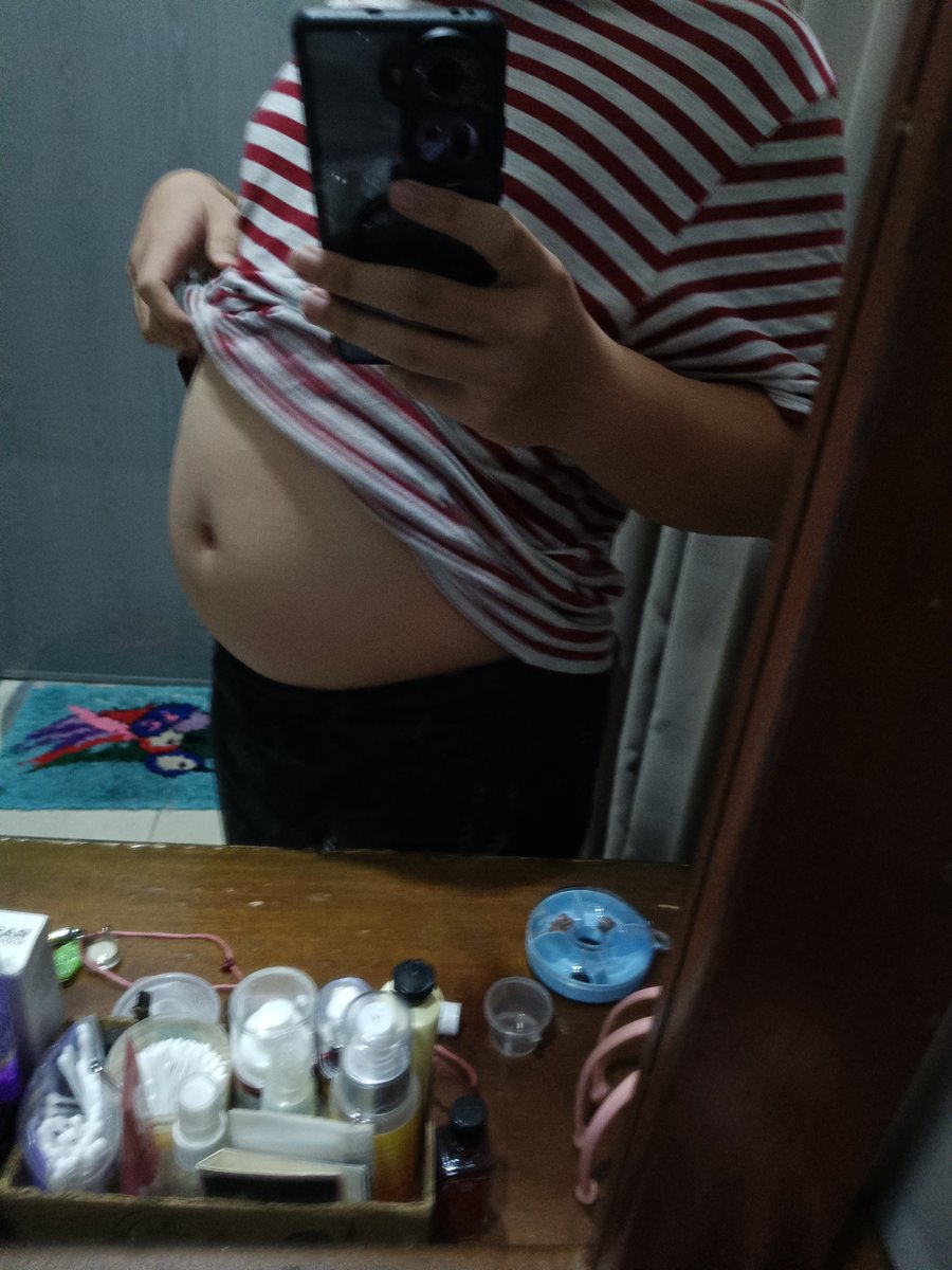 coconut9_9's tweet photo. Chugged 2L of water :P #bellyinflation https://t.co/lqkTkX78sR