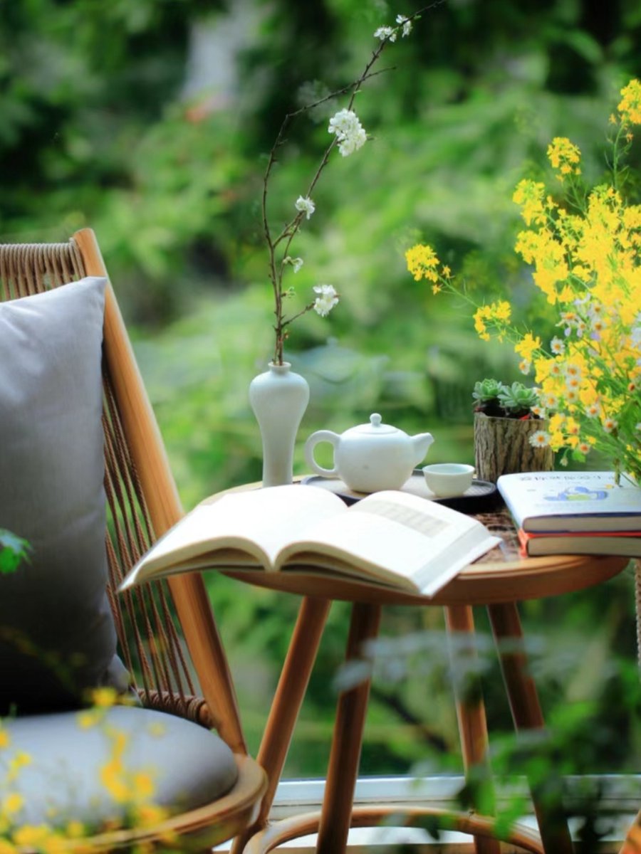 ShafNaz786's tweet photo. [A cozy corner: I sit on a woven wicker lounge chair, hold a glass, browse an old travel album of classic teacups, savor this quiet little moment.]， https://t.co/9wIZi4m3fp