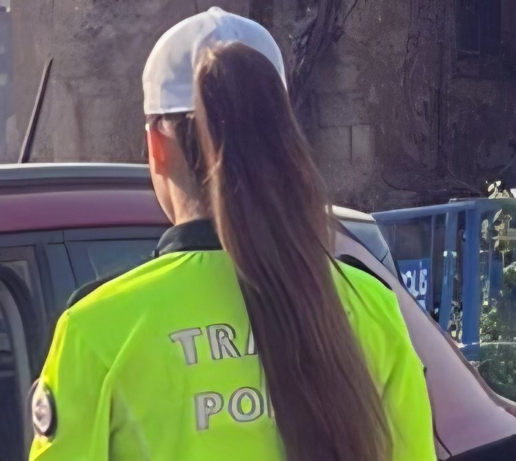 Adana0170737022's tweet photo. 🚨POLİSLERE NE OLUYOR
2026/62. Polis intiharı!

Sen ne yaptın abla?
Kütahya İl Emniyet Müdürlüğü Trafik Şubede  Polis Memuru Yasemin Bodur Karasu hayatına son verdi.

Karasu "Trafiğin Ablası" olarak biliniyor ve çok seviliyordu.
#MerkezÖlüyoruz 🇹🇷 https://t.co/SHBMxjXn8O