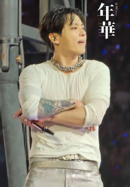 ggukieholic_'s tweet photo. THIS JUNGKOOK IS FOR THE HISTORY BOOKS https://t.co/bMTEgAWDgp