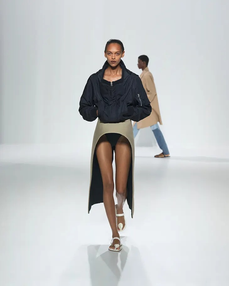 designscene's tweet photo. Jean Paul Gaultier Embraces Multidimensionality for SS27 - See more here: https://t.co/a3nYZWcvJQ

#JeanPaulGaultier SS27 sees Creative Director Duran Lantink push curiosity, intuition and contradiction through a collection where Dutch folklore meets precise tailoring and radical proportions.

Photo Courtesy of Jean Paul Gaultier

#PFW