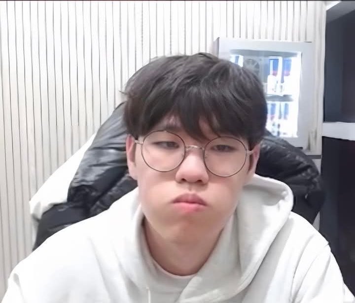 maT1ru's tweet photo. #오늘오너라 
머엉…… (o _o) https://t.co/qnsmkojKYe