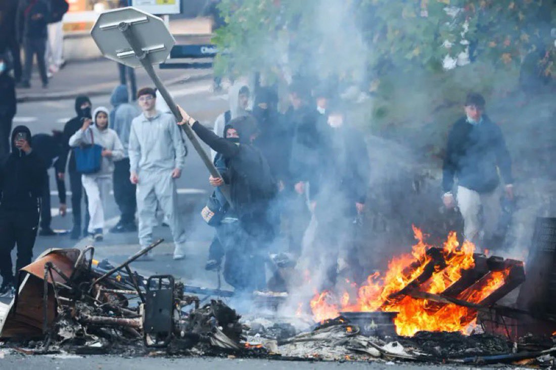 polymarketenesp's tweet photo. 🇫🇷 | Hasta 500 institutos de Francia cerrarán total o parcialmente por las protestas estudiantiles.

Las autoridades reportan más de 5.000 detenidos y 24 centros incendiados o vandalizados. https://t.co/NyEgpmeqaL