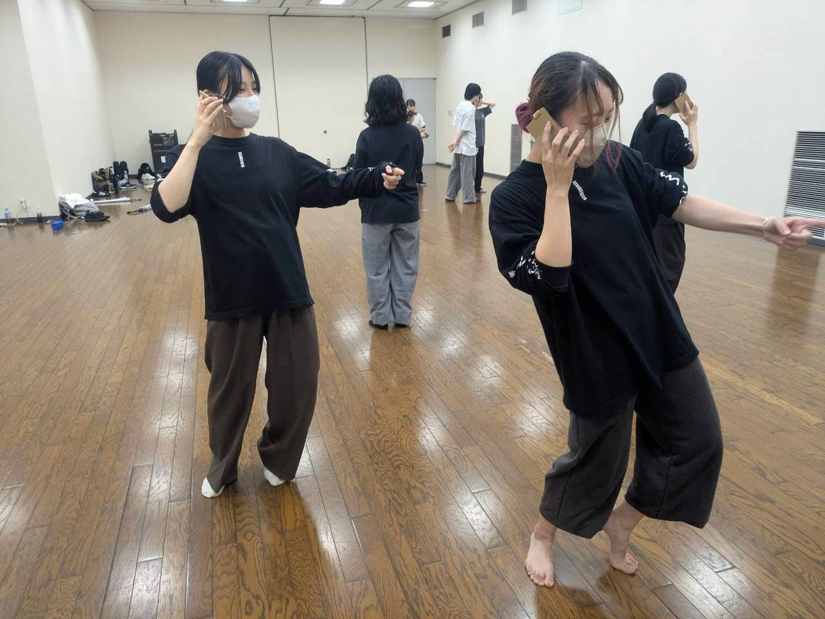 ichigekiya's tweet photo. 久しぶりのパフォーマンス公演。
しかもオールスタンディング。
お客様との距離が近いということは、誤魔化しが一切効かないということです。

決して普段誤魔化しているという訳ではなく、舞台に立って芝居をするのと360度意識しながら芝居をするのとでは感覚が全く違います。それはパフォーマンスと安全性どちらも。
細かい調整がクオリティーを上げるし、安心して観ていただける空間作りに繋がると信じて今はひたすら特訓！
今日は特に自分たちで考えて特訓できた日でした！（𠮷迫）

【ご予約】
https://t.co/xgvBMPpPPZ

#理不尽B #壱劇屋