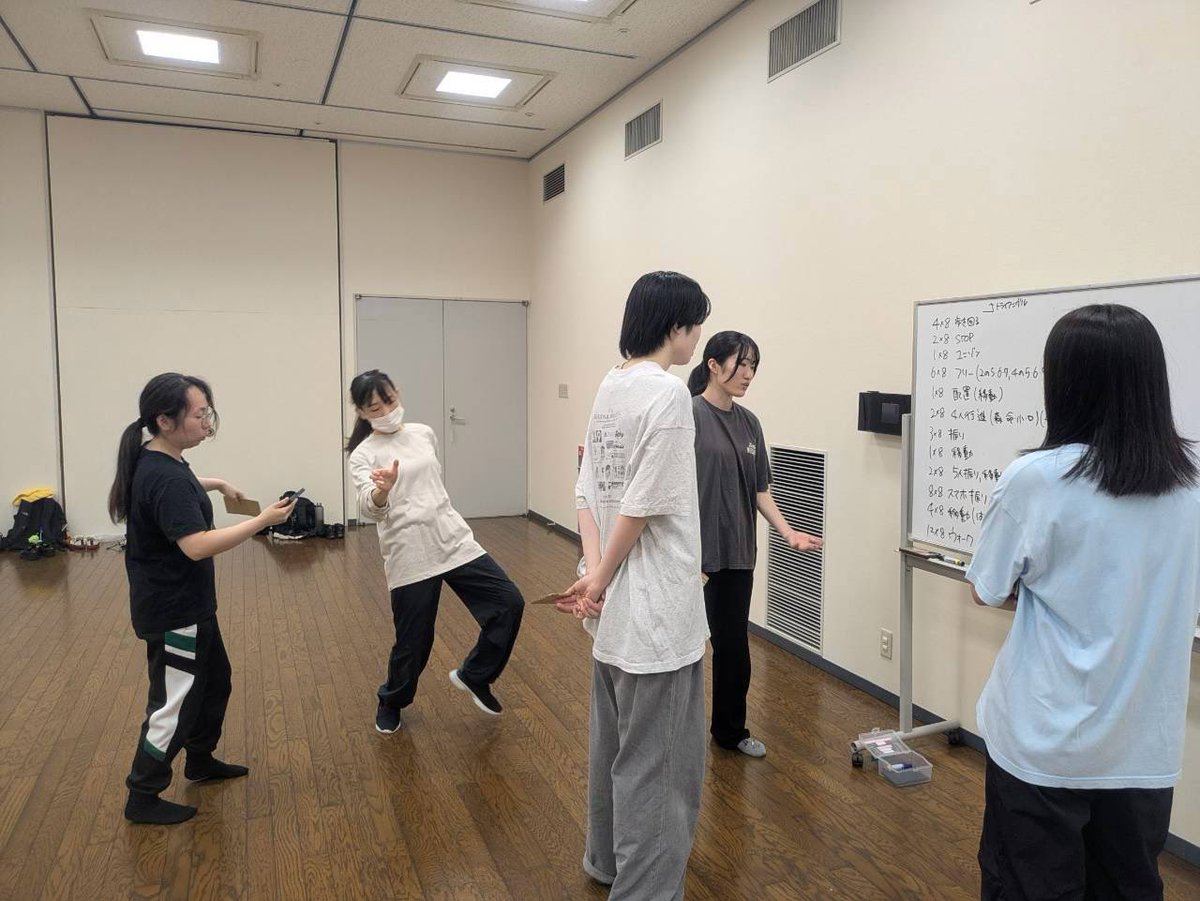 ichigekiya's tweet photo. 久しぶりのパフォーマンス公演。
しかもオールスタンディング。
お客様との距離が近いということは、誤魔化しが一切効かないということです。

決して普段誤魔化しているという訳ではなく、舞台に立って芝居をするのと360度意識しながら芝居をするのとでは感覚が全く違います。それはパフォーマンスと安全性どちらも。
細かい調整がクオリティーを上げるし、安心して観ていただける空間作りに繋がると信じて今はひたすら特訓！
今日は特に自分たちで考えて特訓できた日でした！（𠮷迫）

【ご予約】
https://t.co/xgvBMPpPPZ

#理不尽B #壱劇屋