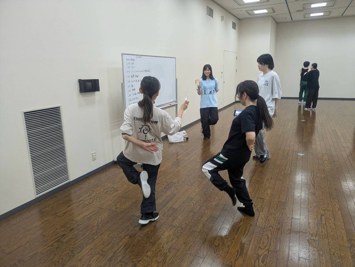 ichigekiya's tweet photo. 久しぶりのパフォーマンス公演。
しかもオールスタンディング。
お客様との距離が近いということは、誤魔化しが一切効かないということです。

決して普段誤魔化しているという訳ではなく、舞台に立って芝居をするのと360度意識しながら芝居をするのとでは感覚が全く違います。それはパフォーマンスと安全性どちらも。
細かい調整がクオリティーを上げるし、安心して観ていただける空間作りに繋がると信じて今はひたすら特訓！
今日は特に自分たちで考えて特訓できた日でした！（𠮷迫）

【ご予約】
https://t.co/xgvBMPpPPZ

#理不尽B #壱劇屋