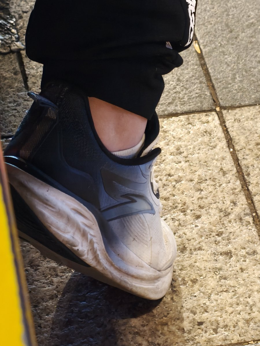 Tom19235's tweet photo. 刚等车的时候偶遇到一位独自等车回家的小胖太  长得很可爱  他一直在打游戏  鞋子白袜看起来都非常不错 肯定很臭😋
（后面发现和我同一个小区  可惜后面没跟了） https://t.co/SCPIgxBXhX