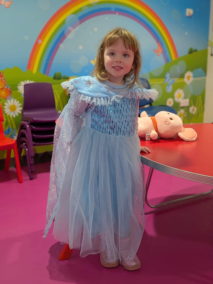 NHSGGC's tweet photo. Five-year-old Robyn is receiving cancer treatment at the Royal Hospital for Children. Her mum has praised the Health Play Team for helping make a frightening journey less scary through specialist play, preparation and support. 

Read more: https://t.co/RhhXqgz8CF https://t.co/mlZ40pp7jn