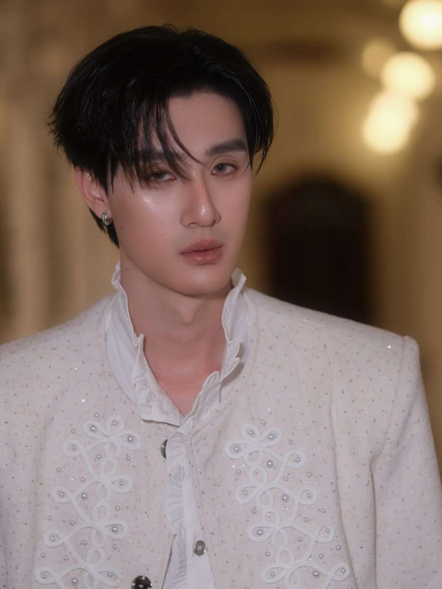 cosmiicblu's tweet photo. are you even real teeradech 😫😫? no one is supposed to be this beautiful.... https://t.co/ESAbms6nzo