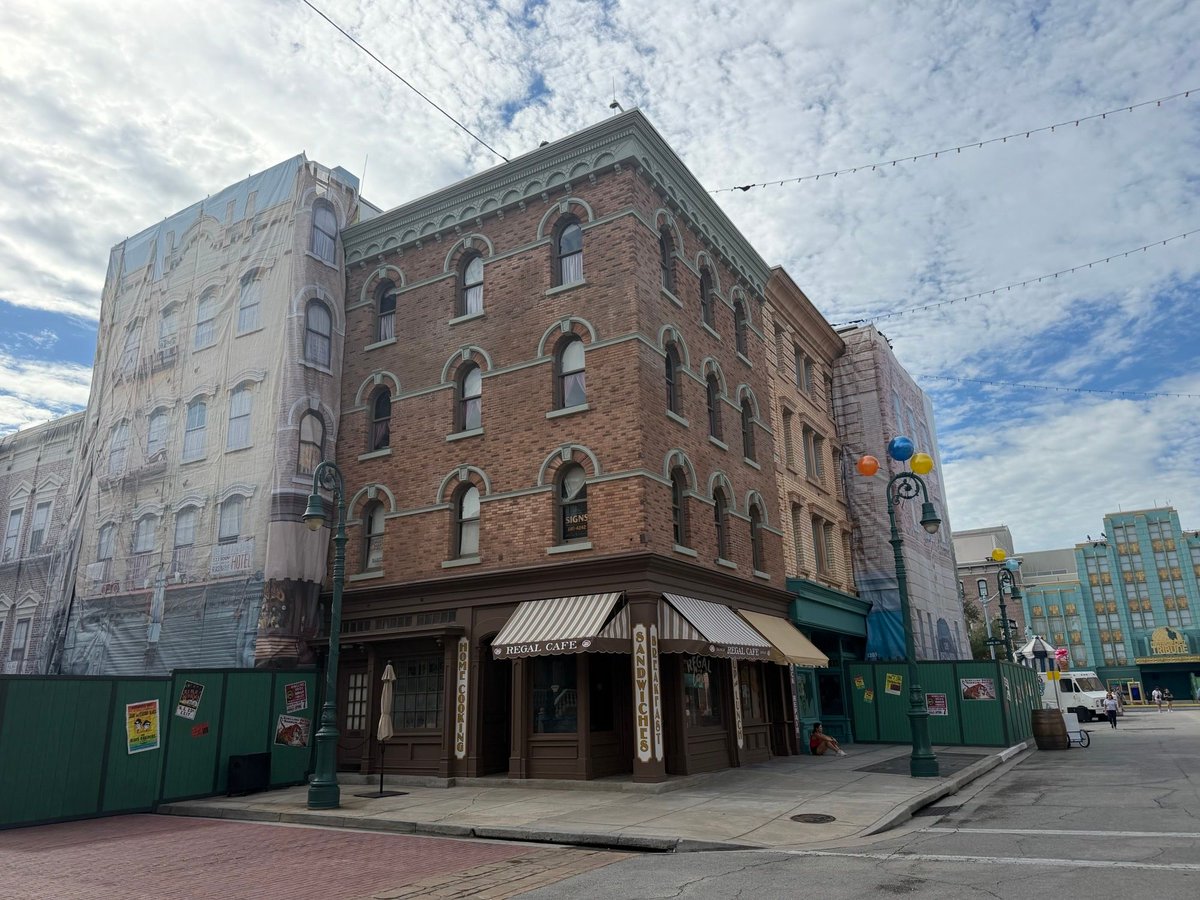 insideuniversal's tweet photo. Some of the scrim and construction walls have been removed from the corner of Finnegan’s, revealing the newly refurbished facades. @UniversalORL https://t.co/pHjaEBW7dH
