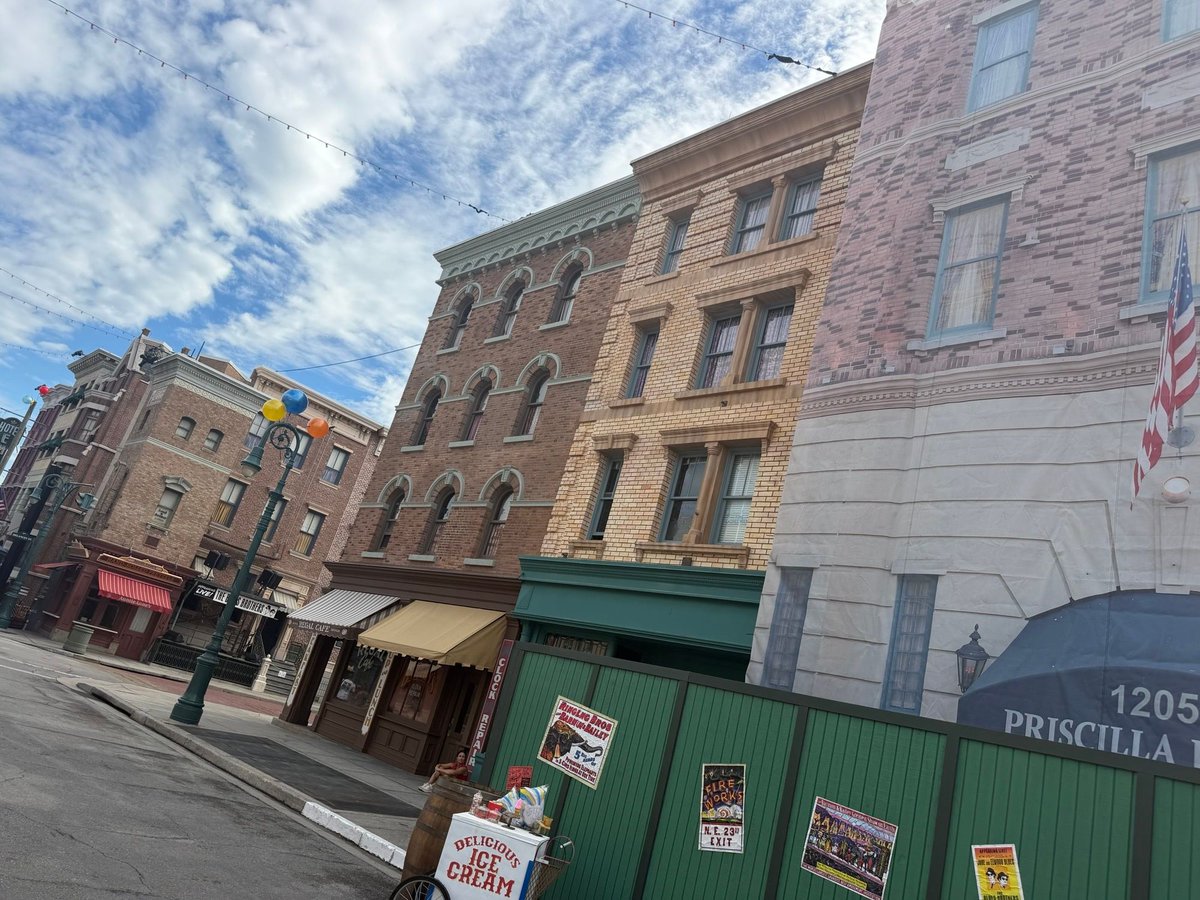 insideuniversal's tweet photo. Some of the scrim and construction walls have been removed from the corner of Finnegan’s, revealing the newly refurbished facades. @UniversalORL https://t.co/pHjaEBW7dH