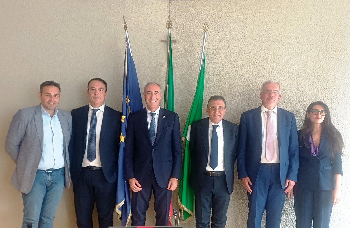 ConsLomb's tweet photo. Sicurezza sul #lavoro: infortuni in calo ma peggiorano i casi nella #logistica. La Commissione speciale, presieduta da @GiulioGallera  (FI), ha svolto un’audizione con i dirigenti di 𝐈𝐍𝐀𝐈𝐋 e 𝐈𝐍𝐏𝐒 Lombardia. Leggi su #LombardiaQuotidiano 👉https://t.co/lYxan6zVIU https://t.co/NN0M2FDthP