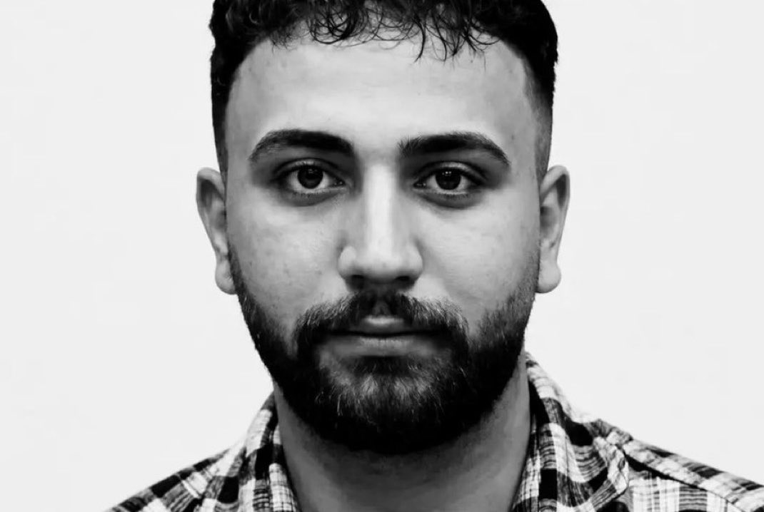 Rapunzelittaaaa's tweet photo. علیرضا فقط ۲۴ سالش بود. 
تازه دوماد فقط ۲۴ سالش بود.
همسرش مهشاد که حتی عقدشون هم پشت تلفن و جفتشون تو زندان بودن ۲۴ سالش بود.
اونی که از وحشت زیاد سکته کرد و درمان شد که دوباره به کام مرگ بره فقط ۲۴ سالش بود.
برادرمون فقط ۲۴ سالش بود… https://t.co/HiNuFcOJBW