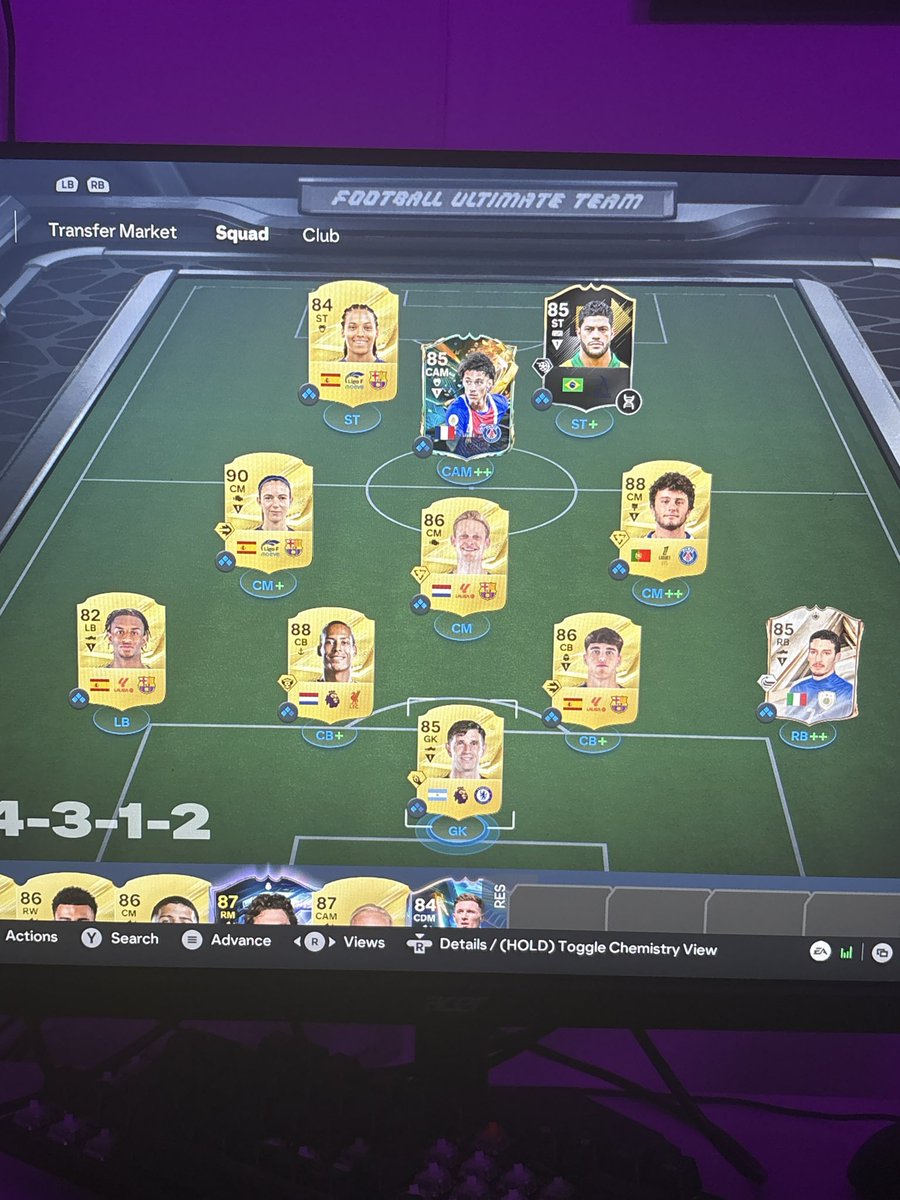 JohnBook7ynw's tweet photo. @Tillian1243 I got hulk and now I got 500 tokens idk who to buy this is my team tho https://t.co/m8TwCJsLe4