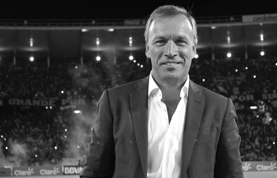 LaBrujaCAT1913's tweet photo. CRONICA DE UNA MUERTE ANUNCIADA.
Fassi tiene que pegar un VOLANTAZO DE 180 GRADOS en #Talleres. No hay más margen y la paciencia se agotó.
Pasaste de ser uno de los mejores equipos del país a estar ÚLTIMOS en un torneo espantoso. Vendiste a tus mejores jugadores, desarmaste el plantel y ahora, como si fuera poco, perdimos 2 veces con Belgrano en 5 meses.
El año que viene jugás para no descender. DICIEMBRE TIENE QUE SER UN PUNTO DE QUIEBRE.Fassi tiene la obligación de hacer EL MEJOR MERCADO DE PASES DE LA HISTORIA DEL CLUB. No hay más tiempo para apuestas ni relleno. JERARQUÍA.Ah, y súmale que tenes que limpiar a Depietri, Rick, Báez, Schott y Cristaldo, tipos que dieron sobradas muestras de que no les interesa jugar acá y que tampoco tienen el nivel para hacerlo.Hay que sacar a las cenicientas que no representan esta camiseta y traer jugadores que entiendan dónde están jugando.
Porque ayer #Talleres TOCÓ FONDO. Ya no se puede seguir viviendo de lo que se hizo bien en el pasado con un discurso demagógico y promesas vacías que no suman en absolutamente nada.Porque mientras hablas de un estadio del que ni siquiera tenes los terrenos, tu PYME FAMILIAR NOS ROBÓ TODO. Nos robaron la plata, la ilusión de ver un Talleres competitivo y hasta nos terminaron robando algo que parecía imposible en la historia de esta provincia:
GANARLE A BELGRANO CON LA CAMISETA. 
Hoy el club está A LA DERIVA y totalmente tomado por un tipo que solo piensa con el bolsillo , pero como nuestro fútbol es tan ridículo y malo, todavía hay tiempo para reaccionar.
Limpiar.
Invertir.
Reforzar.
Competir.
VOLVER A LAS BASES.
Porque el fútbol no entiende de merecimientos y mucho menos de BALANCES ECONÓMICOS.
EN DICIEMBRE PONELA TODA Y SALVÁ EL DESASTRE QUE HICISTE CON TU FAMILIA.