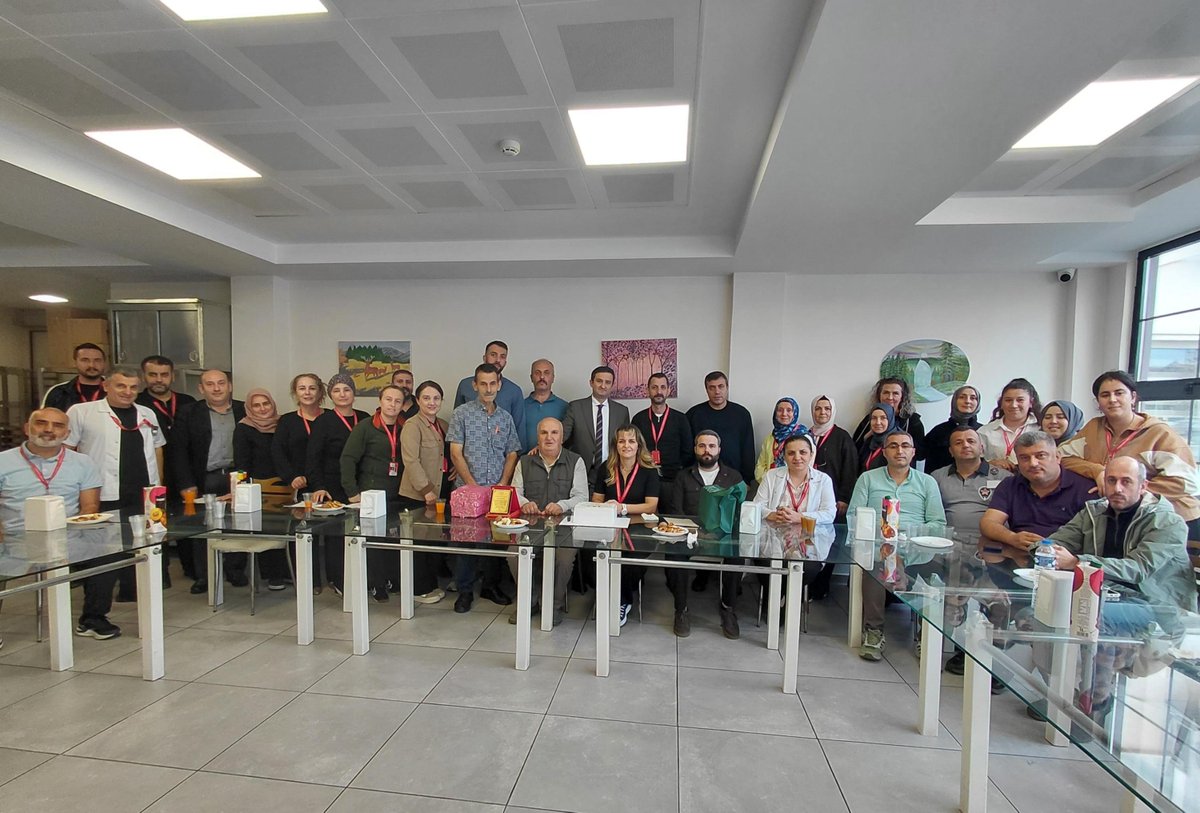 surmenedh's tweet photo. Hastanemizde 41 yıldır görev yapan Personelimiz Bekir Erol’un emekliliği dolayısıyla, yönetimimiz ve çalışanlarımızın katılımıyla veda programı düzenlendi. https://t.co/M7vRLbQejx