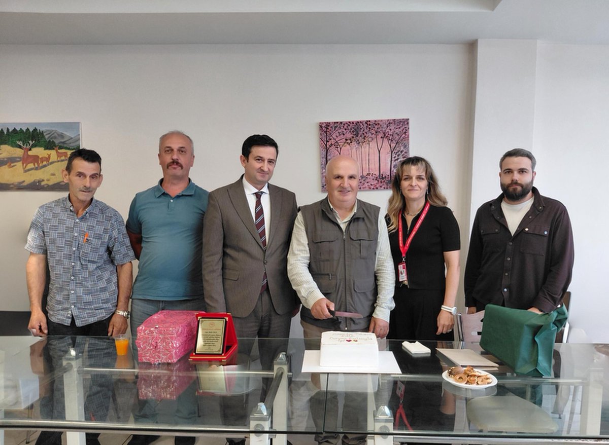surmenedh's tweet photo. Hastanemizde 41 yıldır görev yapan Personelimiz Bekir Erol’un emekliliği dolayısıyla, yönetimimiz ve çalışanlarımızın katılımıyla veda programı düzenlendi. https://t.co/M7vRLbQejx