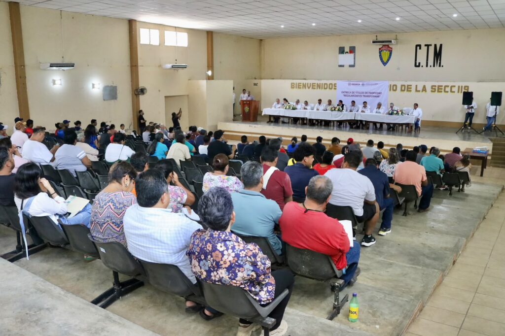 ahoraoaxacanot's tweet photo. #AhoraOaxaca l ✅👏 Brinda Gobierno del Estado certeza patrimonial a familias de Tuxtepec
|#Oaxaca | #Tuxtepec | #GobiernodeOaxaca |#AhoraNoticiasMediaGroup |#ANMG
Nota aquí ⬇️
https://t.co/CNM6hySyt4 https://t.co/jGu5lImq1w