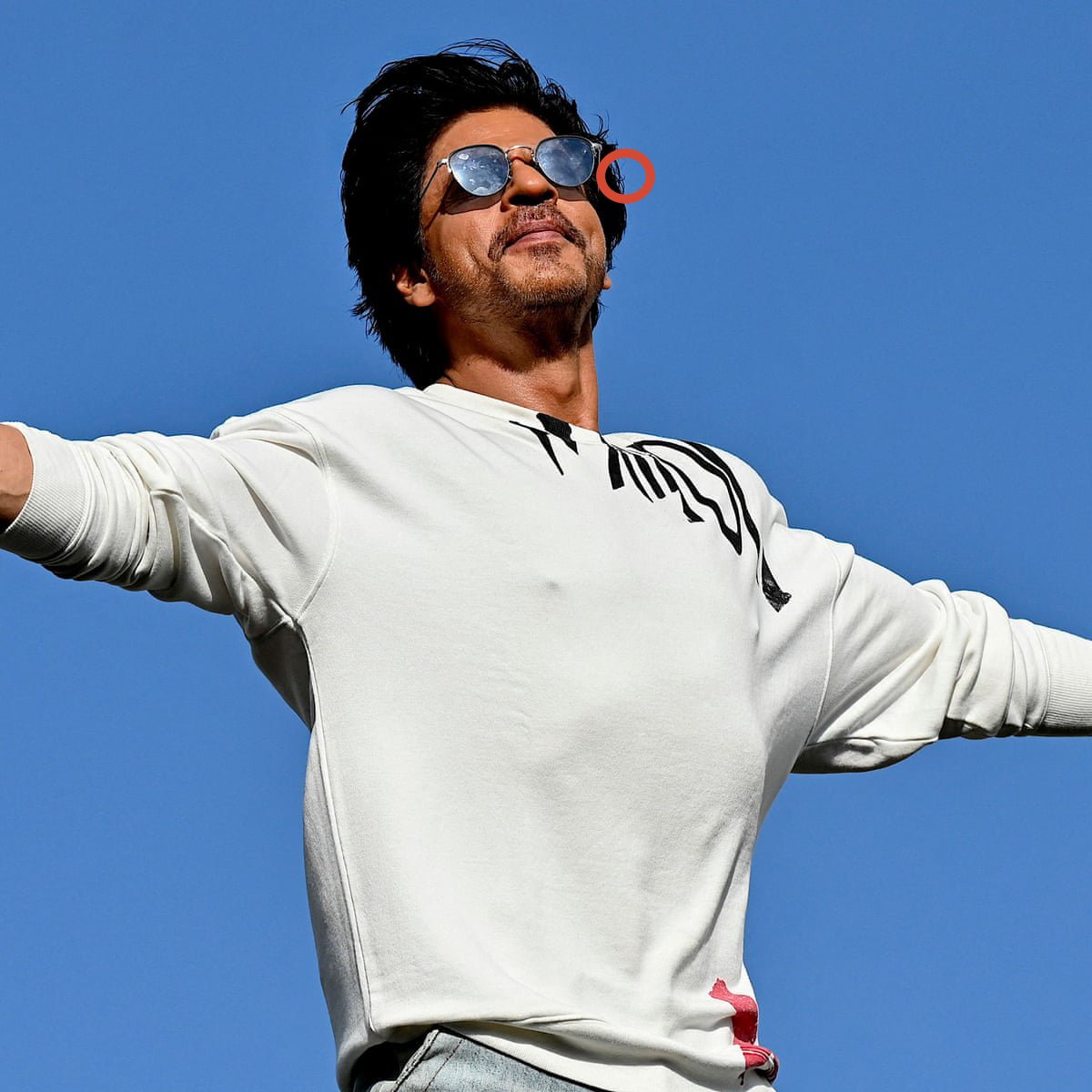 Gurdayal_1984's tweet photo. Shahrukh Khan की ₹300 Crore हवेली मन्नत में हाल ही में रिनोवेशन का काम चल रहा है 

एक UP का मजदूर बताता है कि उसे POP करने के मात्र ₹1000 दिहाड़ी मिलती है, उनसे उनका Phone ले लिया जाता है 

कोई सामान अंदर जाने नहीं दिया जाता ज्यादातर पैसा contractor ले...View More https://t.co/adeNmFBAJg
