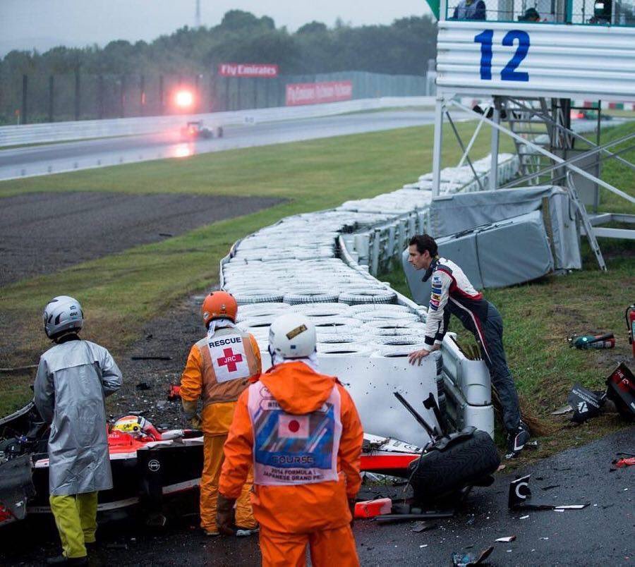 FormulaTurkiye's tweet photo. 📆 12 yıl önce bugün: Jules Bianchi, 2014 Japonya GP'sinde korkunç bir kaza geçirdi.

💔 Kazadan sonra komaya giren Bianchi, 9 aylık yaşam savaşının ardından 17 Temmuz 2015'te hayatını kaybetti.

🗣️ Adrian Sutil: "Gözleri açıktı, bana baktı ve sonra uyuyacakmış gibi kapadı.." https://t.co/VjkAfUCjpp