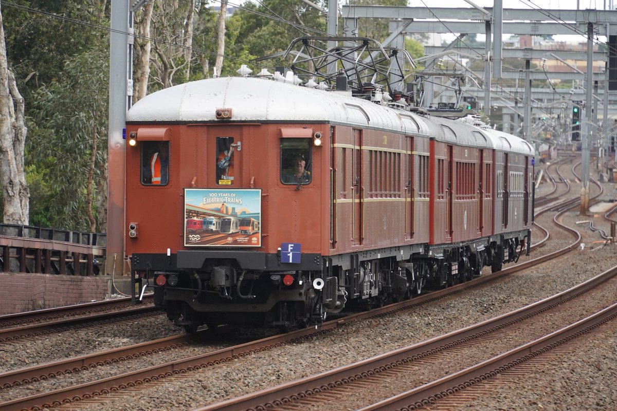 AunzRailfan's tweet photo. 続いてビンテージ電車F setの返却回送。
この車両はシドニー電化間もなく、日本初の地下鉄銀座線と２年違いに登場(1929年)
1992年に引退するも動態保存車として本線をゆっくり走行…と思いきや意外と爆走な時もあります。
走行性能はもとより、何なら見た目まで現役車両より状態が良い姿をお見送り。 https://t.co/kfoNMhobKS